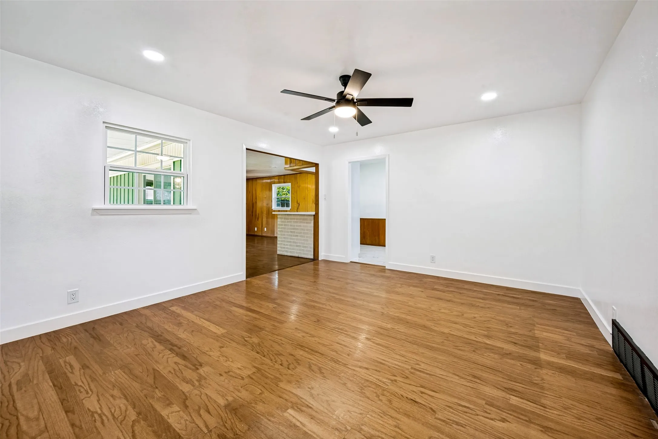 Single Family Residence For Sale in Tarrant County , 613 Whitener Road, Euless, Texas 76040, 3 Bedroom, 2 Bathroom, 2 Garage spaces, 1,396 Sqft, built in 1962, mls#21343782, Real Estate Agent in Euless, Homes For Sale in Tarrant county, Homes For Sale in Euless, Realtor in Euless Texas, Real Estate Brokerage Independent Realty Texas, Luminita Cordes Realtor