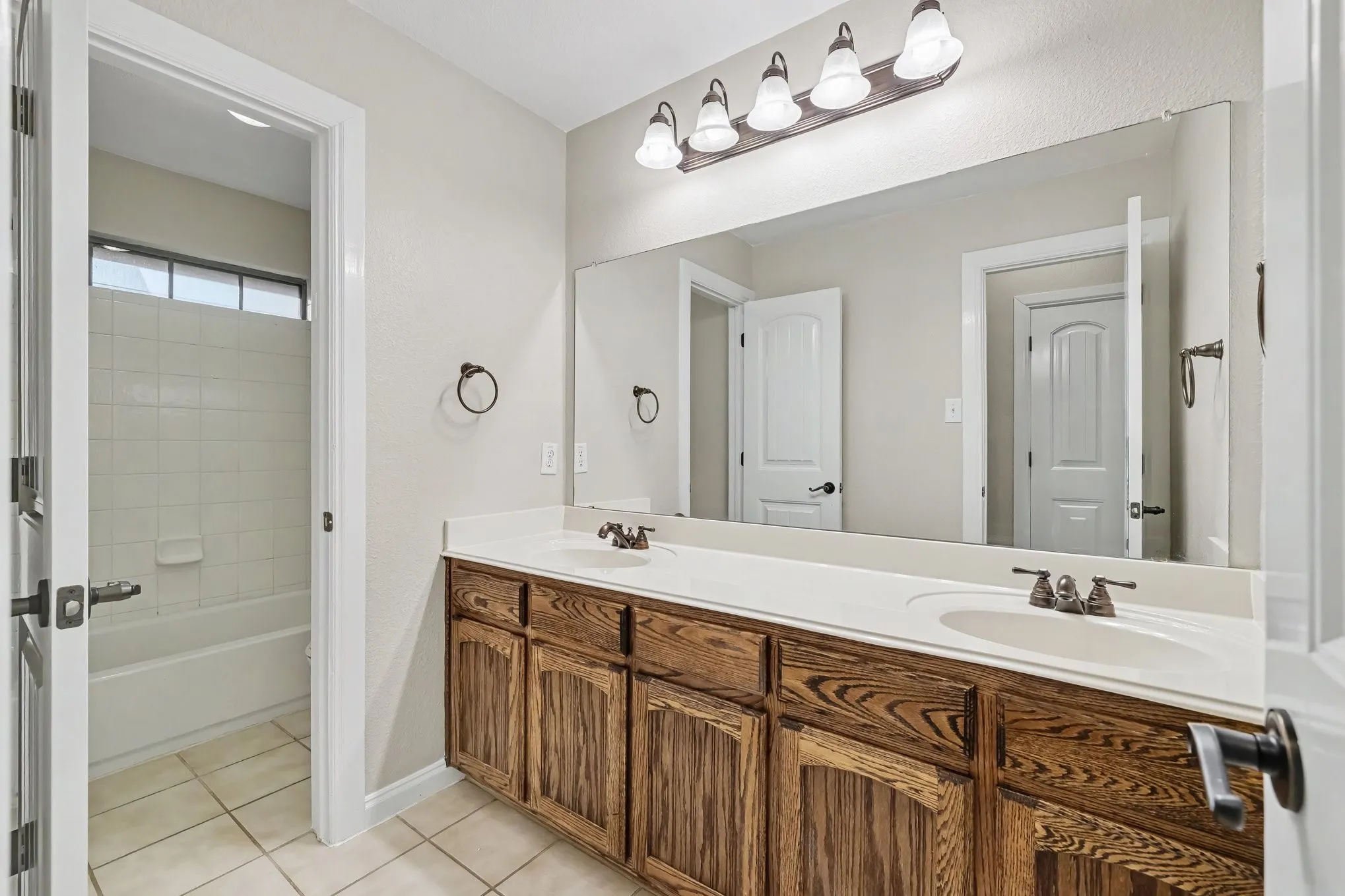 Single Family Residence For Sale in Collin County , 221 Chapel Hill Drive, Prosper, Texas 75078, 5 Bedroom, 4 Bathroom, 1 Garage spaces, 3,182 Sqft, built in 2005, mls#21343571, Real Estate Agent in Prosper, Homes For Sale in Collin county, Homes For Sale in Prosper, Realtor in Prosper Texas, Real Estate Brokerage Independent Realty Texas, Luminita Cordes Realtor