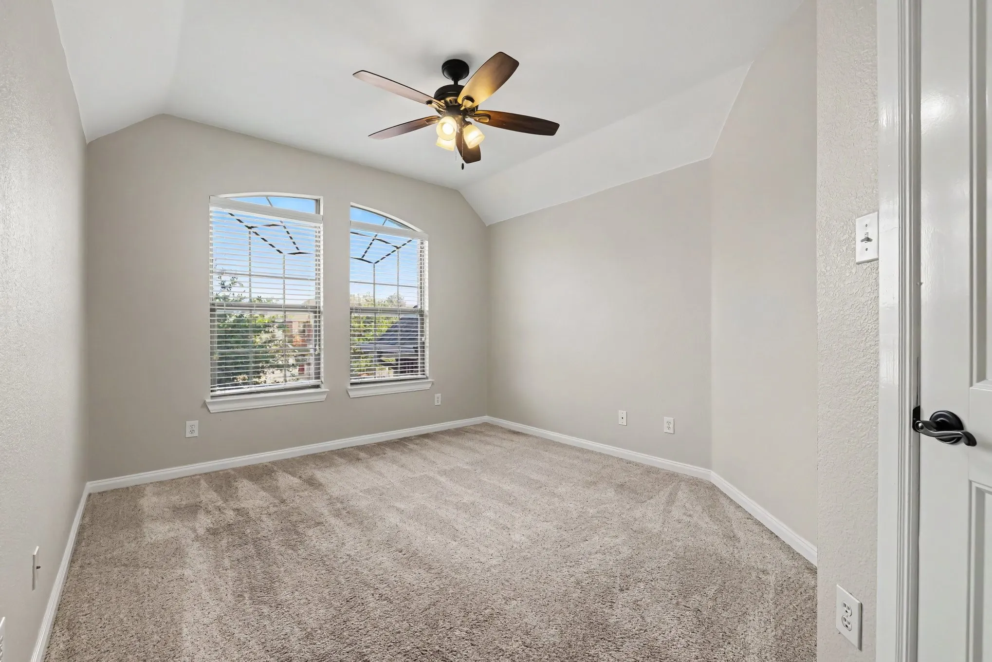 Single Family Residence For Sale in Collin County , 221 Chapel Hill Drive, Prosper, Texas 75078, 5 Bedroom, 4 Bathroom, 1 Garage spaces, 3,182 Sqft, built in 2005, mls#21343571, Real Estate Agent in Prosper, Homes For Sale in Collin county, Homes For Sale in Prosper, Realtor in Prosper Texas, Real Estate Brokerage Independent Realty Texas, Luminita Cordes Realtor