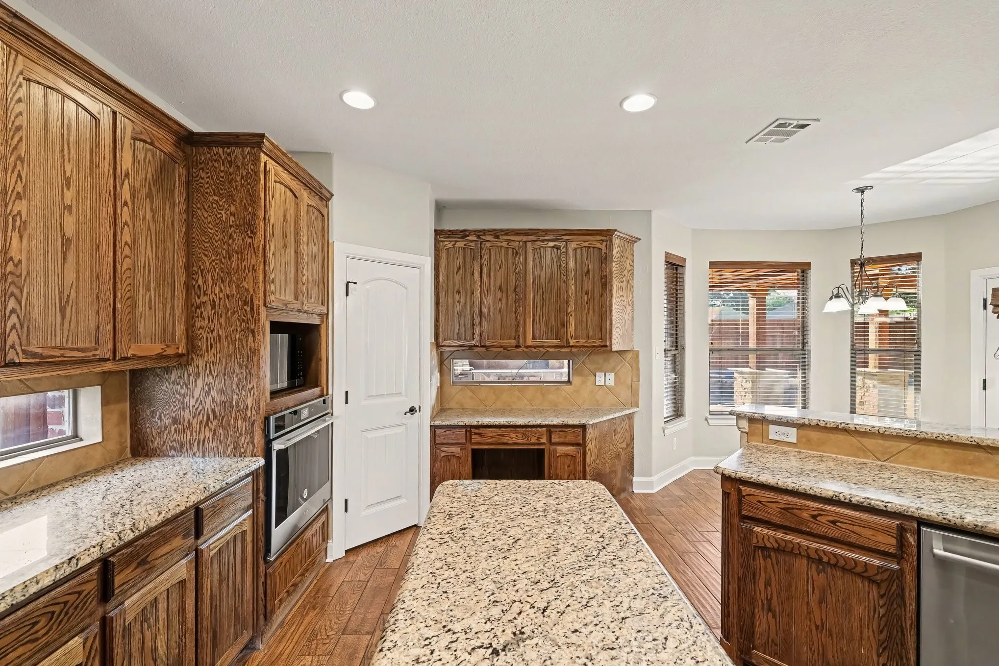 Single Family Residence For Sale in Collin County , 221 Chapel Hill Drive, Prosper, Texas 75078, 5 Bedroom, 4 Bathroom, 1 Garage spaces, 3,182 Sqft, built in 2005, mls#21343571, Real Estate Agent in Prosper, Homes For Sale in Collin county, Homes For Sale in Prosper, Realtor in Prosper Texas, Real Estate Brokerage Independent Realty Texas, Luminita Cordes Realtor