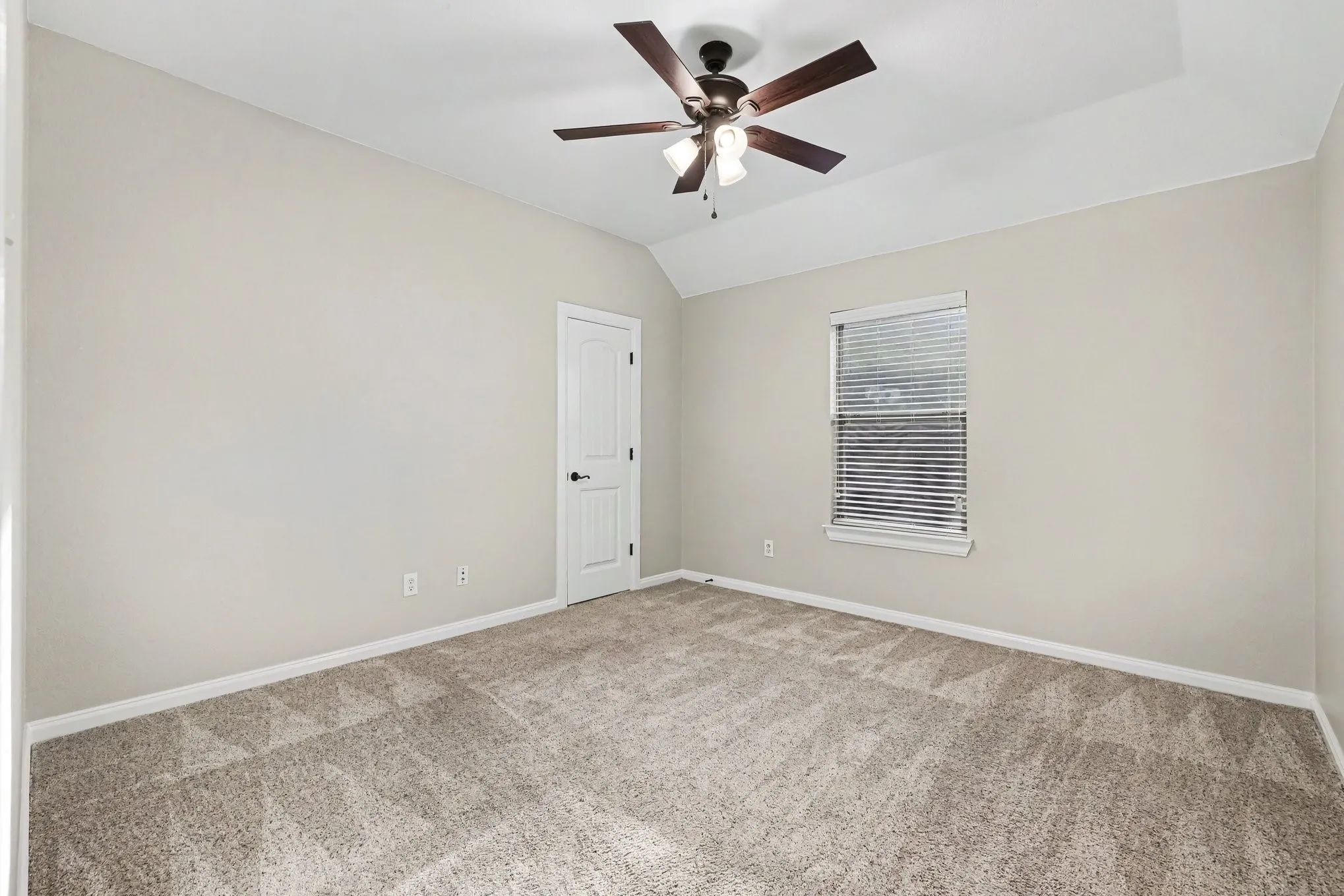Single Family Residence For Sale in Collin County , 221 Chapel Hill Drive, Prosper, Texas 75078, 5 Bedroom, 4 Bathroom, 1 Garage spaces, 3,182 Sqft, built in 2005, mls#21343571, Real Estate Agent in Prosper, Homes For Sale in Collin county, Homes For Sale in Prosper, Realtor in Prosper Texas, Real Estate Brokerage Independent Realty Texas, Luminita Cordes Realtor