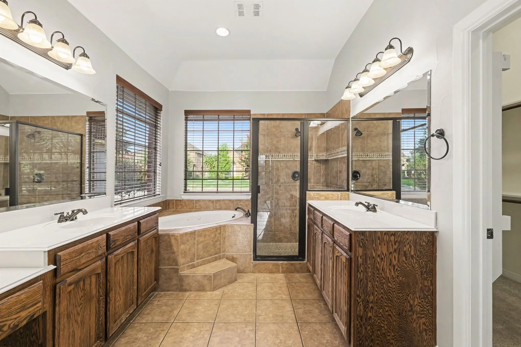 Single Family Residence For Sale in Collin County , 221 Chapel Hill Drive, Prosper, Texas 75078, 5 Bedroom, 4 Bathroom, 1 Garage spaces, 3,182 Sqft, built in 2005, mls#21343571, Real Estate Agent in Prosper, Homes For Sale in Collin county, Homes For Sale in Prosper, Realtor in Prosper Texas, Real Estate Brokerage Independent Realty Texas, Luminita Cordes Realtor