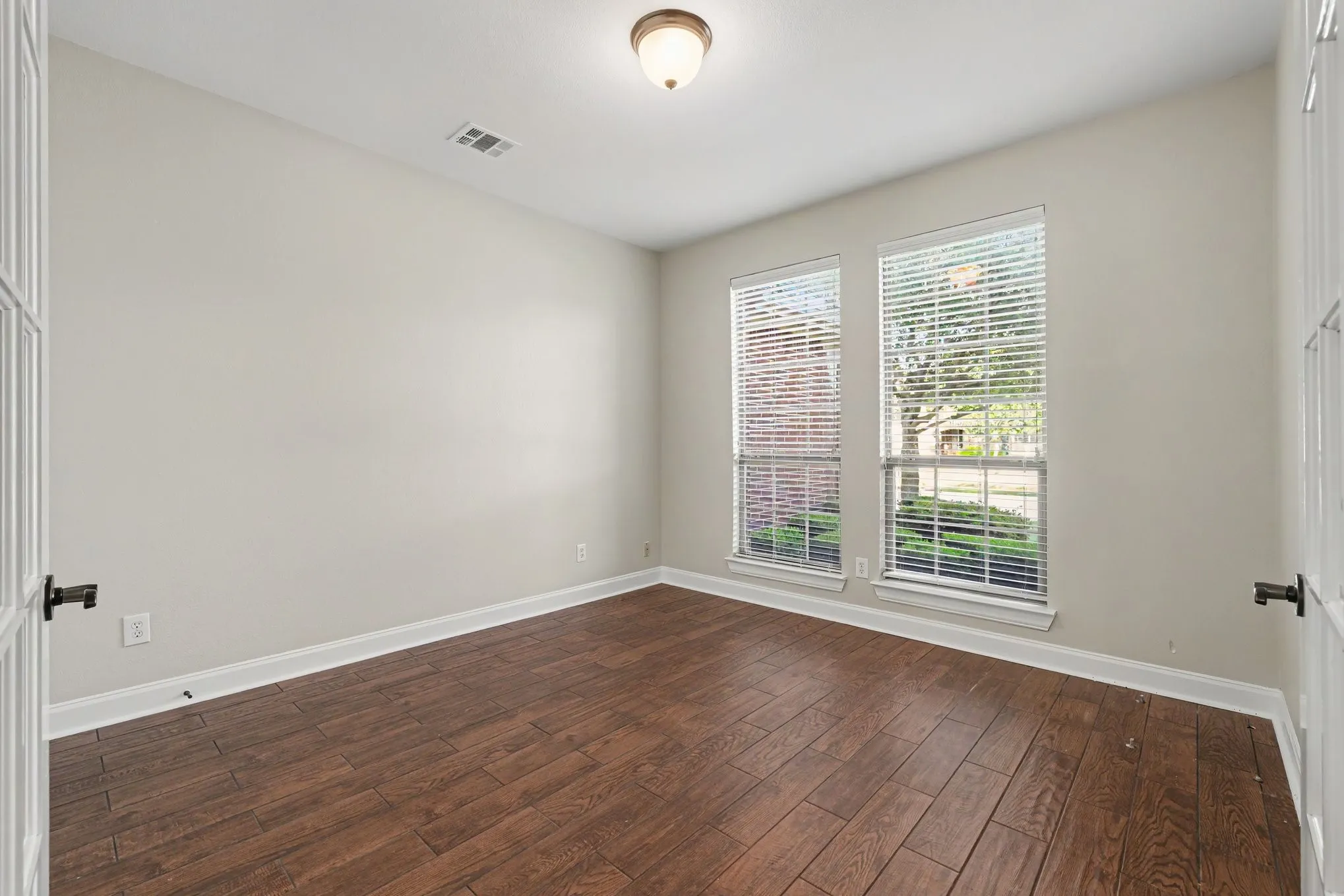 Single Family Residence For Sale in Collin County , 221 Chapel Hill Drive, Prosper, Texas 75078, 5 Bedroom, 4 Bathroom, 1 Garage spaces, 3,182 Sqft, built in 2005, mls#21343571, Real Estate Agent in Prosper, Homes For Sale in Collin county, Homes For Sale in Prosper, Realtor in Prosper Texas, Real Estate Brokerage Independent Realty Texas, Luminita Cordes Realtor