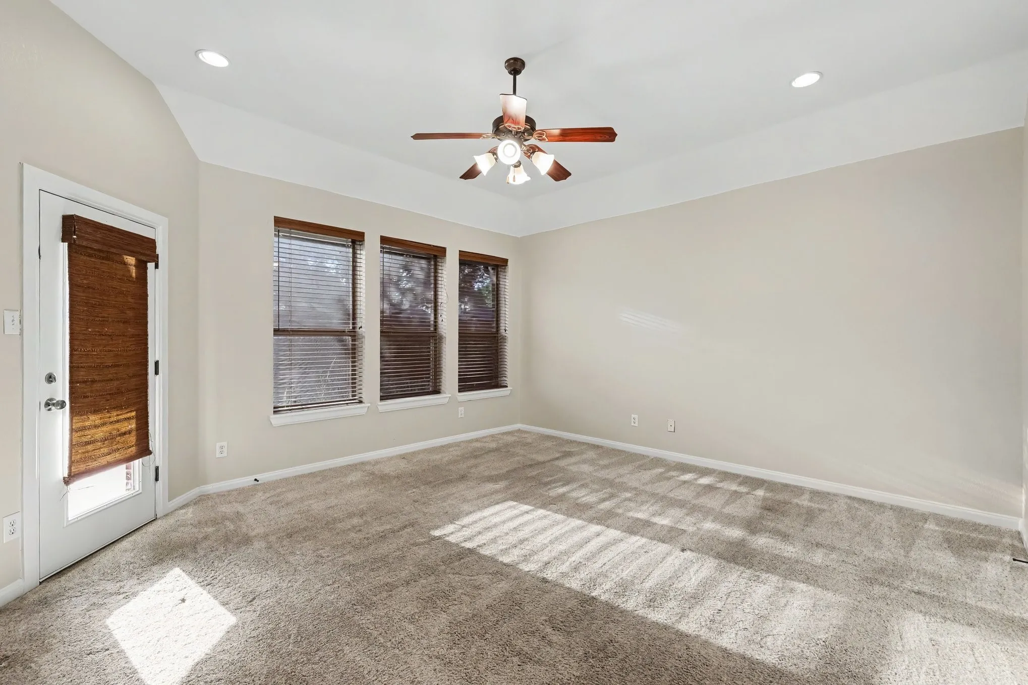Single Family Residence For Sale in Collin County , 221 Chapel Hill Drive, Prosper, Texas 75078, 5 Bedroom, 4 Bathroom, 1 Garage spaces, 3,182 Sqft, built in 2005, mls#21343571, Real Estate Agent in Prosper, Homes For Sale in Collin county, Homes For Sale in Prosper, Realtor in Prosper Texas, Real Estate Brokerage Independent Realty Texas, Luminita Cordes Realtor