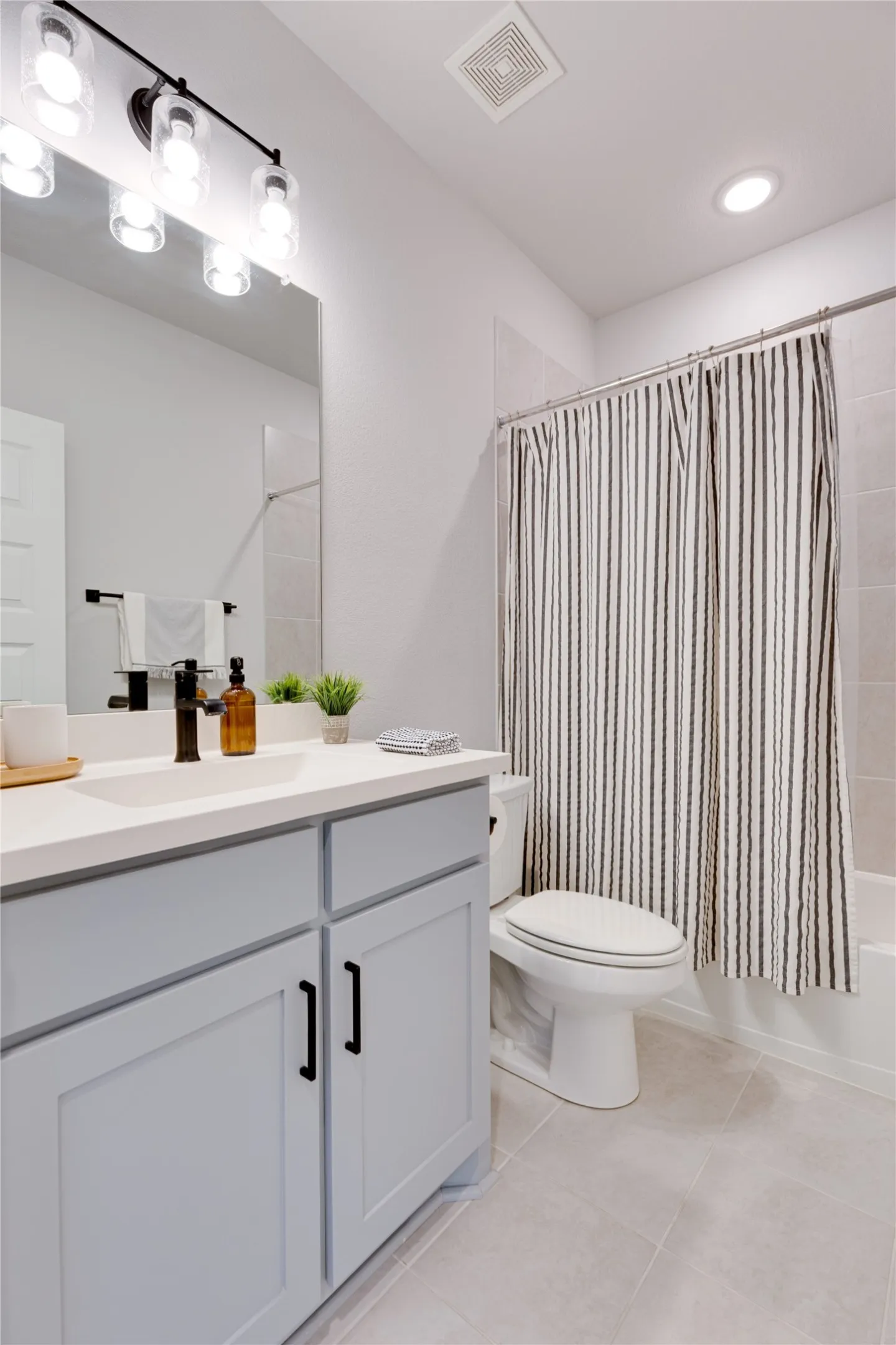 Single Family Residence For Sale in Tarrant County , 8801 Grand Avenue, North Richland Hills, Texas 76180, 3 Bedroom, 3 Bathroom, 2 Garage spaces, 1,792 Sqft, built in 2021, mls#21343803, Real Estate Agent in North Richland Hills, Homes For Sale in Tarrant county, Homes For Sale in North Richland Hills, Realtor in North Richland Hills Texas, Real Estate Brokerage Independent Realty Texas, Luminita Cordes Realtor