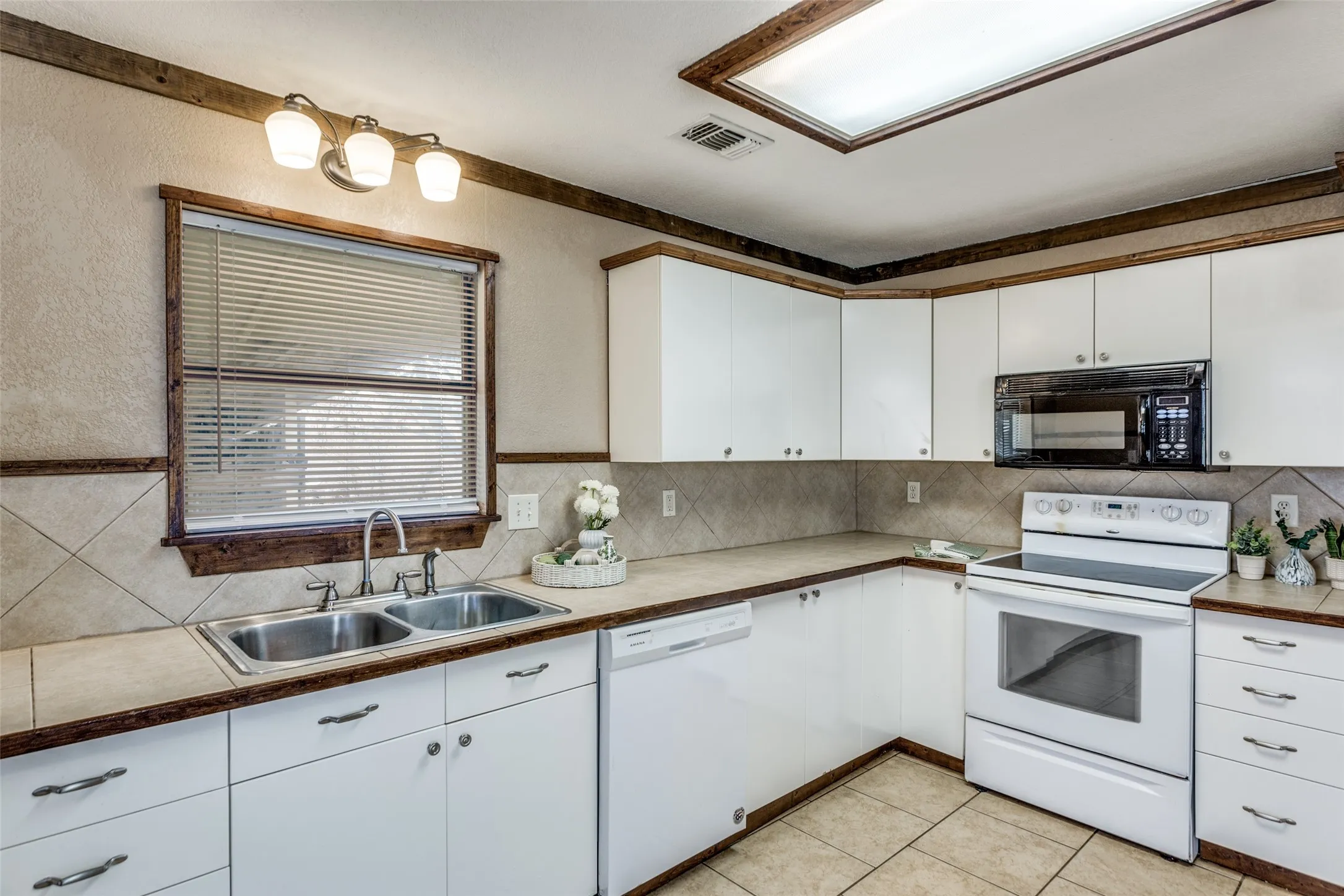 Single Family Residence For Sale in Parker County , 401 Ashwood Street, Azle, Texas 76020, 3 Bedroom, 2 Bathroom, Garage spaces, 1,536 Sqft, built in 0, mls#21343756, Real Estate Agent in Azle, Homes For Sale in Parker county, Homes For Sale in Azle, Realtor in Azle Texas, Real Estate Brokerage Independent Realty Texas, Luminita Cordes Realtor