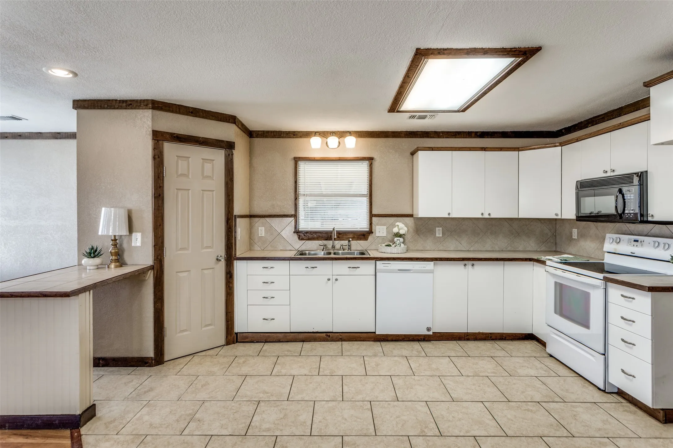 Single Family Residence For Sale in Parker County , 401 Ashwood Street, Azle, Texas 76020, 3 Bedroom, 2 Bathroom, Garage spaces, 1,536 Sqft, built in 0, mls#21343756, Real Estate Agent in Azle, Homes For Sale in Parker county, Homes For Sale in Azle, Realtor in Azle Texas, Real Estate Brokerage Independent Realty Texas, Luminita Cordes Realtor