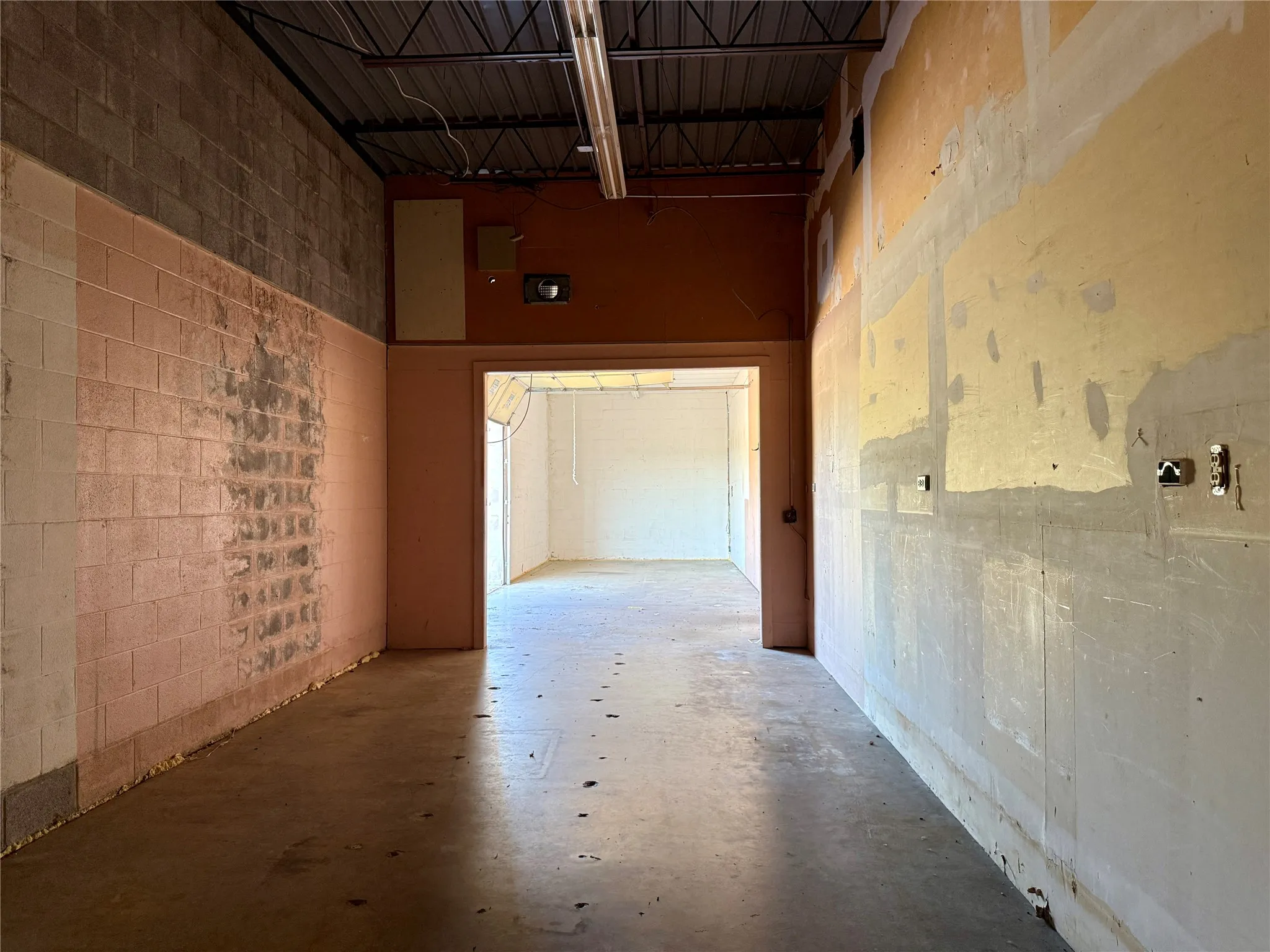 Retail For Rent in Van Zandt County , 1105 W South Commerce Street, Wills Point, Texas 75169, 0, 0, Garage spaces, 0 Sqft, built in 1974, Price $9,600, mls#21336360, Real Estate Agent in Wills Point, Homes For Rent in Van Zandt county, Homes For Rent in Wills Point, Realtor in Wills Point Texas, Real Estate Brokerage Independent Realty Texas, Luminita Cordes Realtor