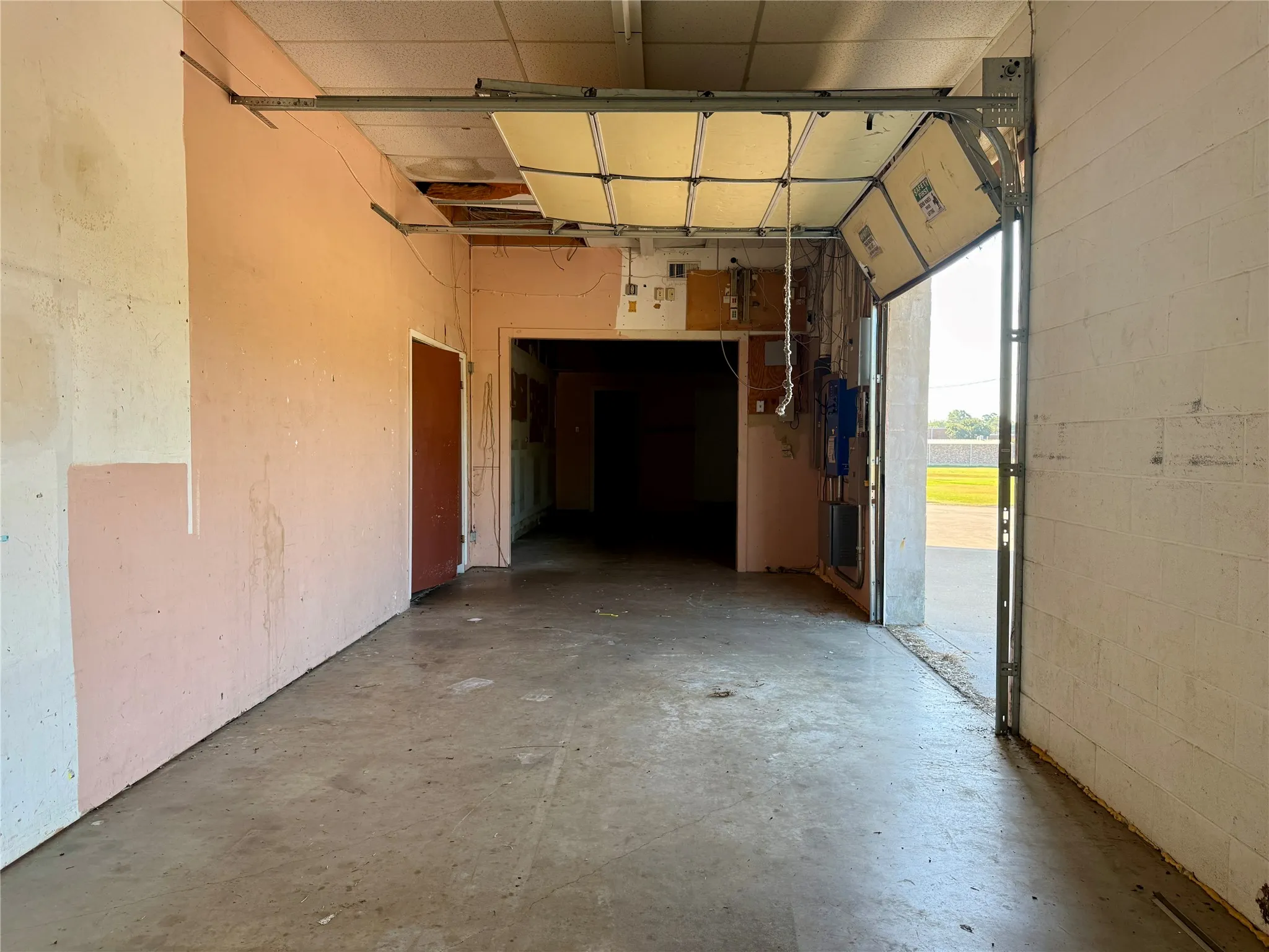 Retail For Rent in Van Zandt County , 1105 W South Commerce Street, Wills Point, Texas 75169, 0, 0, Garage spaces, 0 Sqft, built in 1974, Price $9,600, mls#21336360, Real Estate Agent in Wills Point, Homes For Rent in Van Zandt county, Homes For Rent in Wills Point, Realtor in Wills Point Texas, Real Estate Brokerage Independent Realty Texas, Luminita Cordes Realtor
