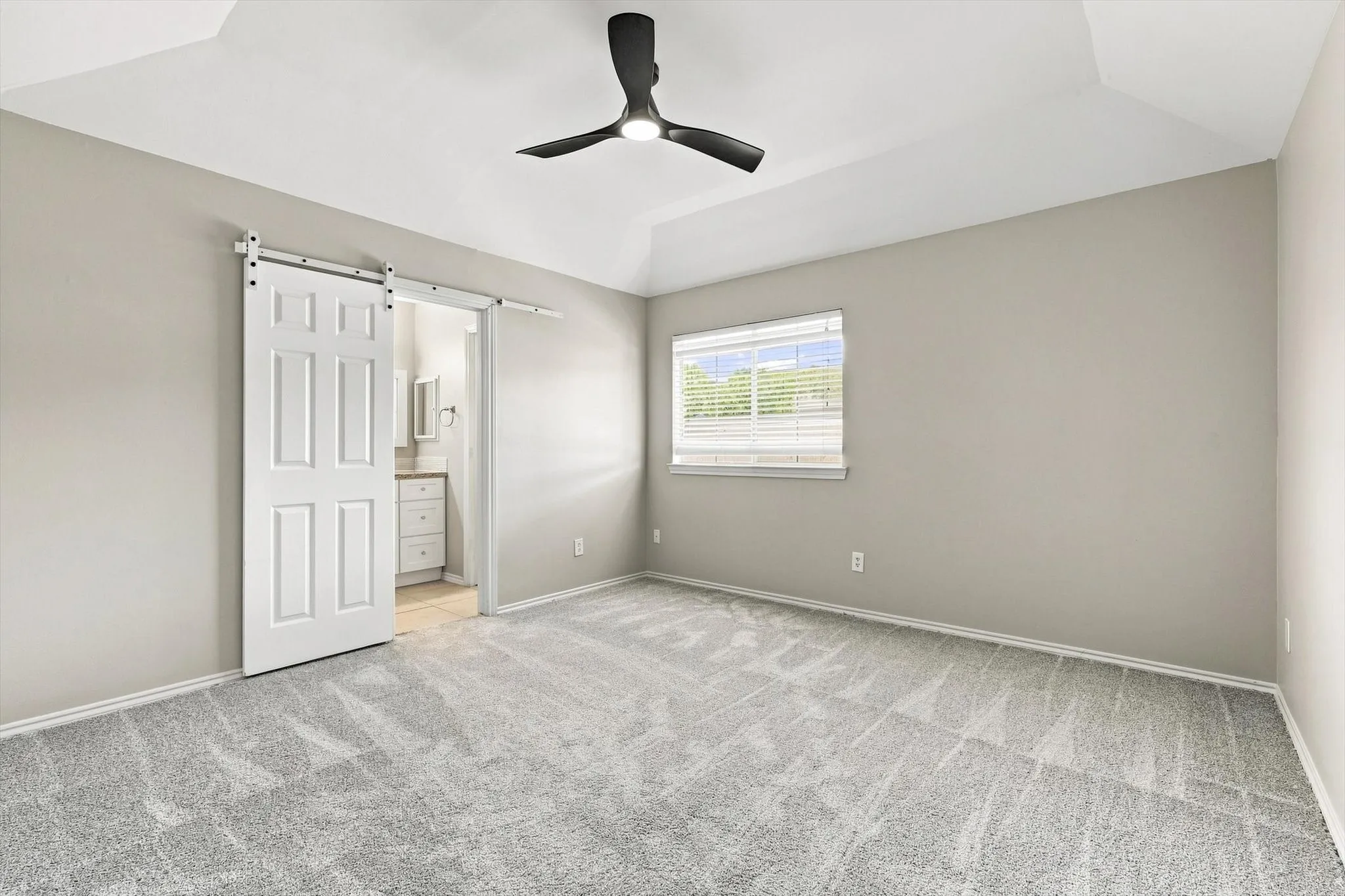 Tray ceiling with a modern ceiling fan and recessed lighting