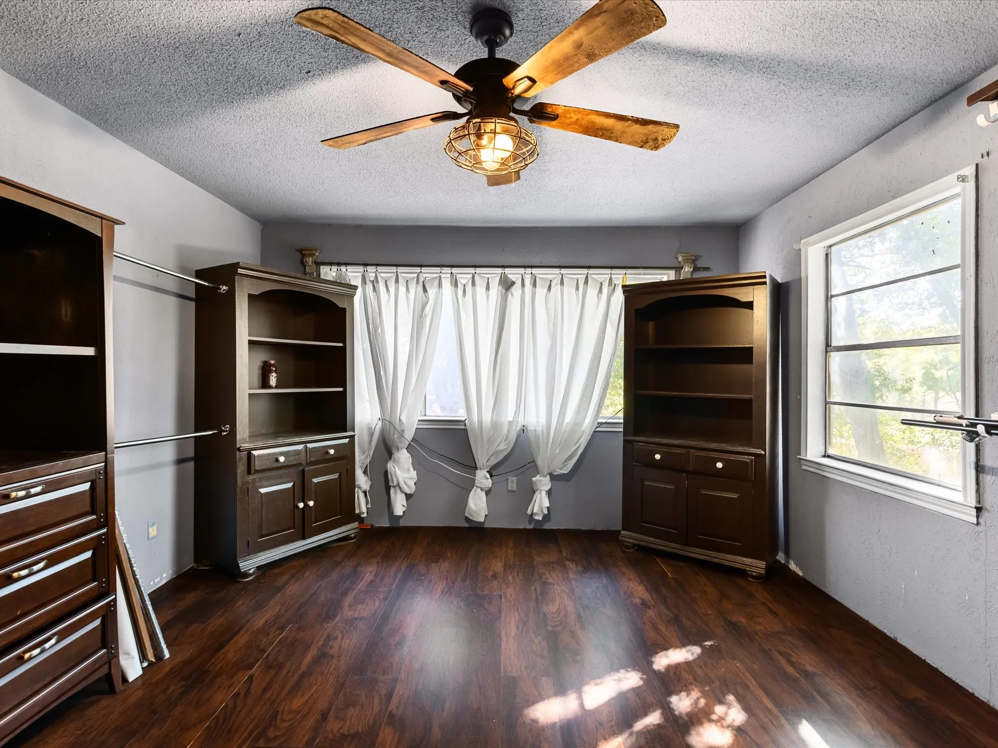 Single Family Residence For Sale in Johnson County , 1829 W Lake Shore Drive, Alvarado, Texas 76009, 4 Bedroom, 2 Bathroom, Garage spaces, 2,074 Sqft, built in 1962, mls#21343825, Real Estate Agent in Alvarado, Homes For Sale in Johnson county, Homes For Sale in Alvarado, Realtor in Alvarado Texas, Real Estate Brokerage Independent Realty Texas, Luminita Cordes Realtor