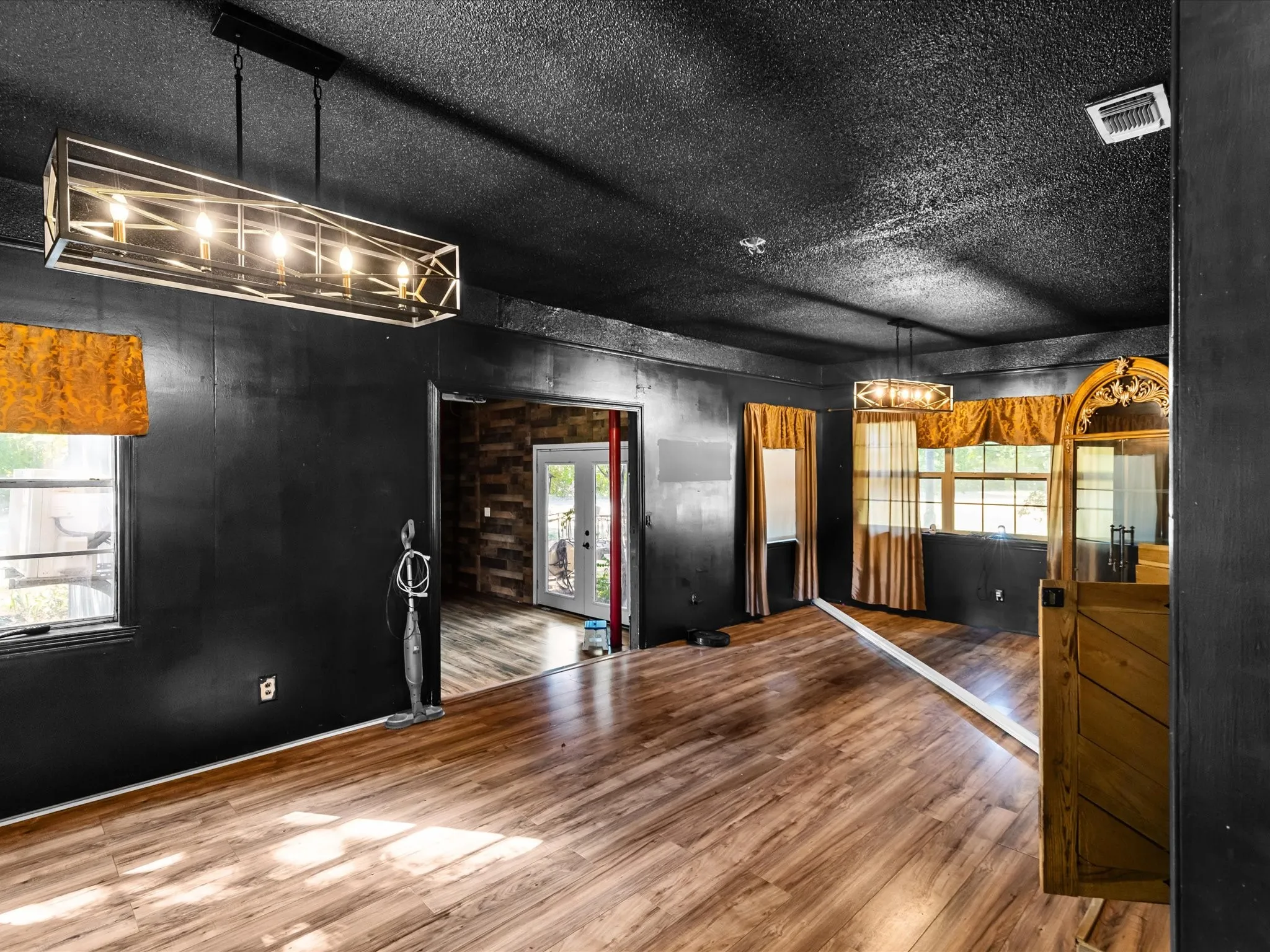 Single Family Residence For Sale in Johnson County , 1829 W Lake Shore Drive, Alvarado, Texas 76009, 4 Bedroom, 2 Bathroom, Garage spaces, 2,074 Sqft, built in 1962, mls#21343825, Real Estate Agent in Alvarado, Homes For Sale in Johnson county, Homes For Sale in Alvarado, Realtor in Alvarado Texas, Real Estate Brokerage Independent Realty Texas, Luminita Cordes Realtor