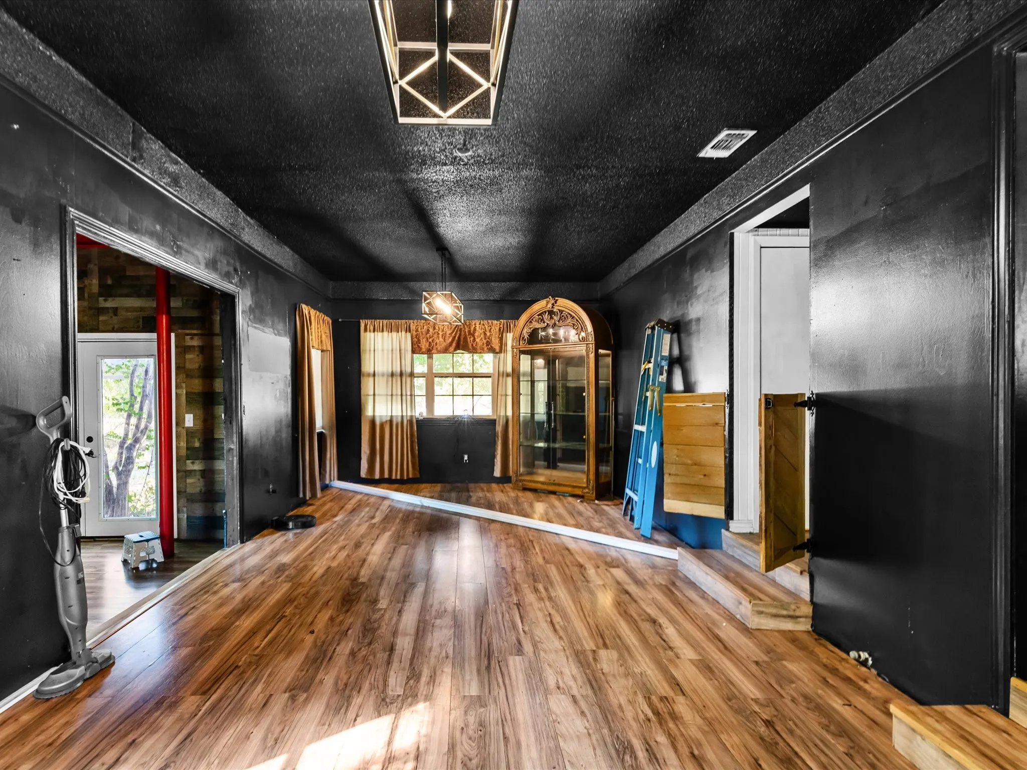 Single Family Residence For Sale in Johnson County , 1829 W Lake Shore Drive, Alvarado, Texas 76009, 4 Bedroom, 2 Bathroom, Garage spaces, 2,074 Sqft, built in 1962, mls#21343825, Real Estate Agent in Alvarado, Homes For Sale in Johnson county, Homes For Sale in Alvarado, Realtor in Alvarado Texas, Real Estate Brokerage Independent Realty Texas, Luminita Cordes Realtor