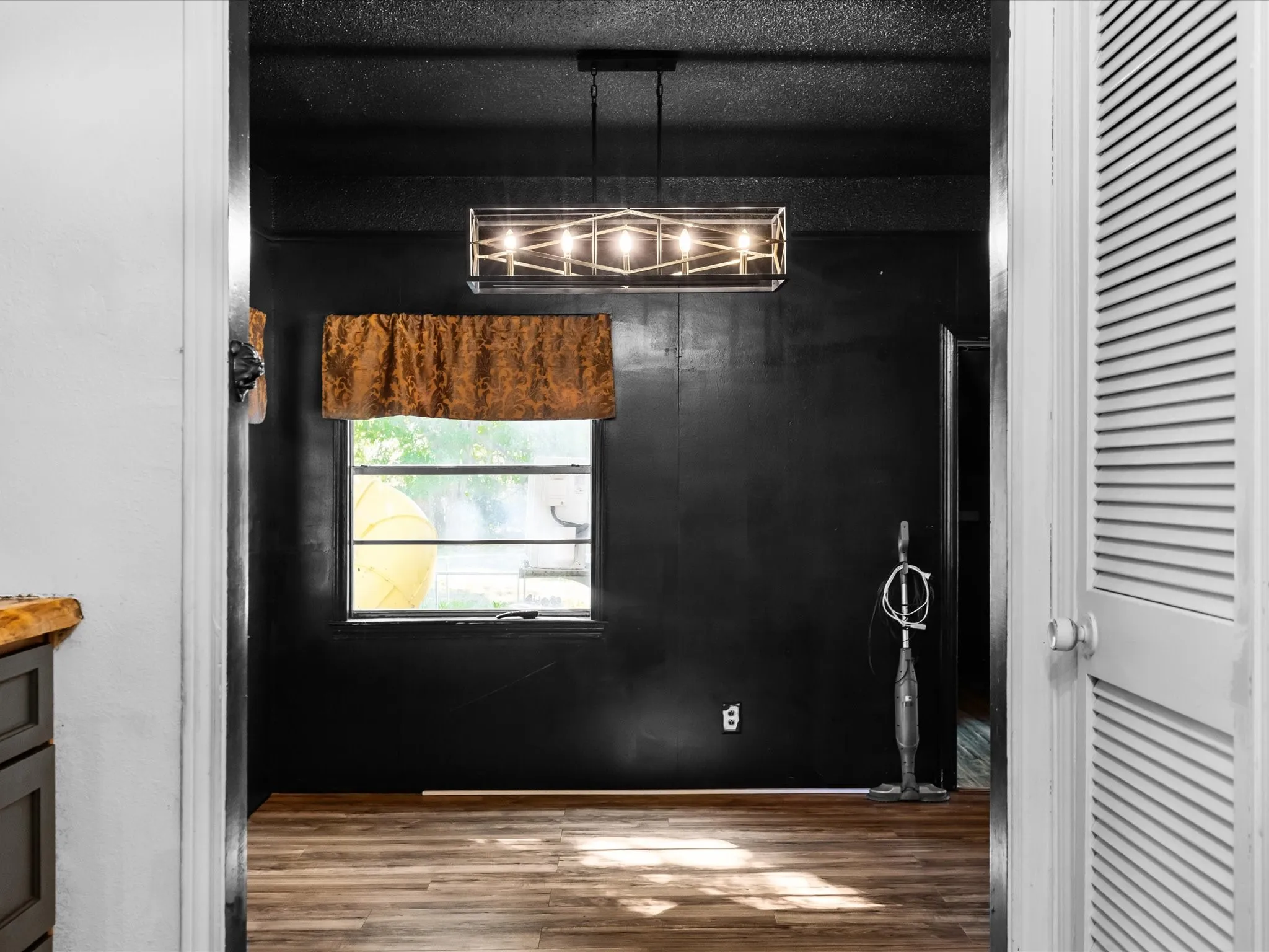Single Family Residence For Sale in Johnson County , 1829 W Lake Shore Drive, Alvarado, Texas 76009, 4 Bedroom, 2 Bathroom, Garage spaces, 2,074 Sqft, built in 1962, mls#21343825, Real Estate Agent in Alvarado, Homes For Sale in Johnson county, Homes For Sale in Alvarado, Realtor in Alvarado Texas, Real Estate Brokerage Independent Realty Texas, Luminita Cordes Realtor