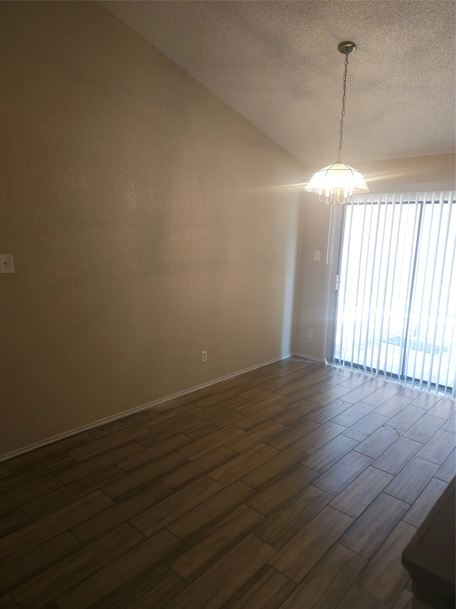 Single Family Residence For Sale in Tarrant County , 1433 Thistlewood Lane, Grapevine, Texas 76051, 3 Bedroom, 2 Bathroom, 2 Garage spaces, 1,348 Sqft, built in 1985, mls#21341974, Real Estate Agent in Grapevine, Homes For Sale in Tarrant county, Homes For Sale in Grapevine, Realtor in Grapevine Texas, Real Estate Brokerage Independent Realty Texas, Luminita Cordes Realtor