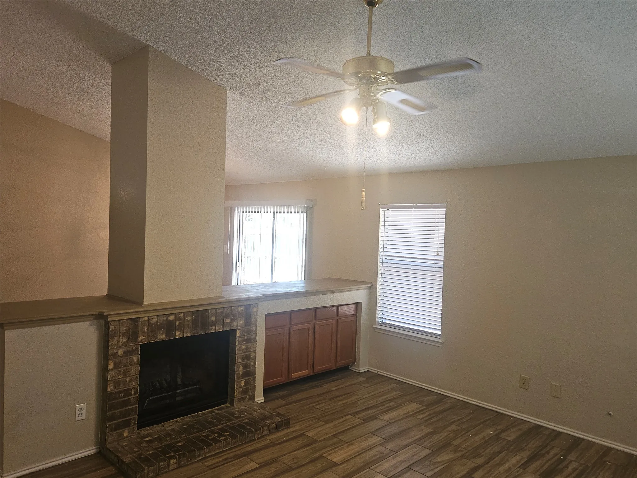 Single Family Residence For Sale in Tarrant County , 1433 Thistlewood Lane, Grapevine, Texas 76051, 3 Bedroom, 2 Bathroom, 2 Garage spaces, 1,348 Sqft, built in 1985, mls#21341974, Real Estate Agent in Grapevine, Homes For Sale in Tarrant county, Homes For Sale in Grapevine, Realtor in Grapevine Texas, Real Estate Brokerage Independent Realty Texas, Luminita Cordes Realtor