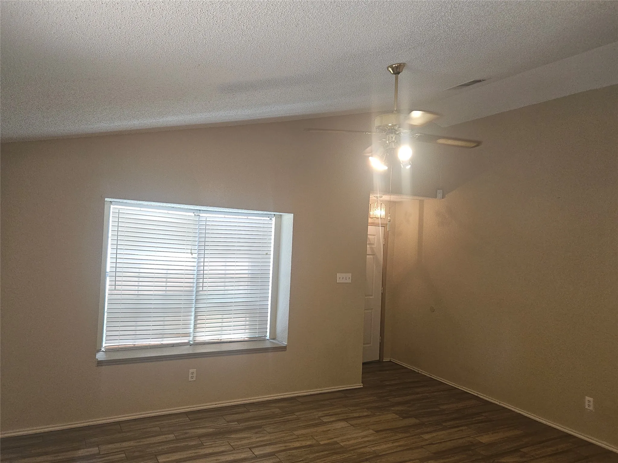 Single Family Residence For Sale in Tarrant County , 1433 Thistlewood Lane, Grapevine, Texas 76051, 3 Bedroom, 2 Bathroom, 2 Garage spaces, 1,348 Sqft, built in 1985, mls#21341974, Real Estate Agent in Grapevine, Homes For Sale in Tarrant county, Homes For Sale in Grapevine, Realtor in Grapevine Texas, Real Estate Brokerage Independent Realty Texas, Luminita Cordes Realtor
