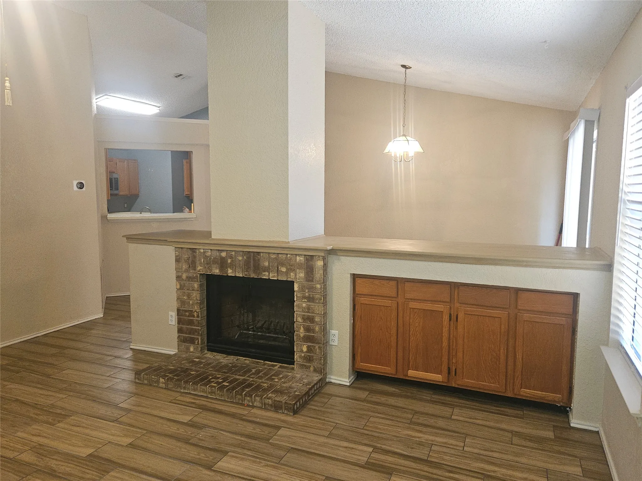 Single Family Residence For Sale in Tarrant County , 1433 Thistlewood Lane, Grapevine, Texas 76051, 3 Bedroom, 2 Bathroom, 2 Garage spaces, 1,348 Sqft, built in 1985, mls#21341974, Real Estate Agent in Grapevine, Homes For Sale in Tarrant county, Homes For Sale in Grapevine, Realtor in Grapevine Texas, Real Estate Brokerage Independent Realty Texas, Luminita Cordes Realtor