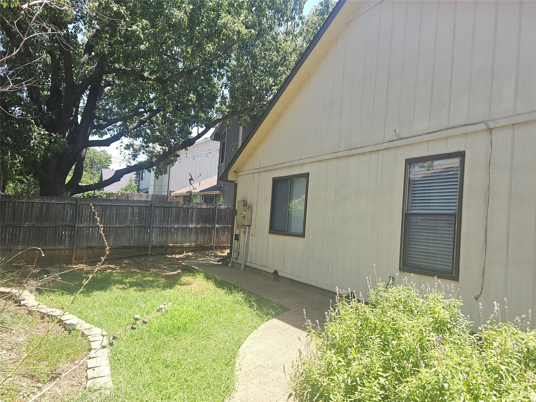 Single Family Residence For Sale in Tarrant County , 1433 Thistlewood Lane, Grapevine, Texas 76051, 3 Bedroom, 2 Bathroom, 2 Garage spaces, 1,348 Sqft, built in 1985, mls#21341974, Real Estate Agent in Grapevine, Homes For Sale in Tarrant county, Homes For Sale in Grapevine, Realtor in Grapevine Texas, Real Estate Brokerage Independent Realty Texas, Luminita Cordes Realtor