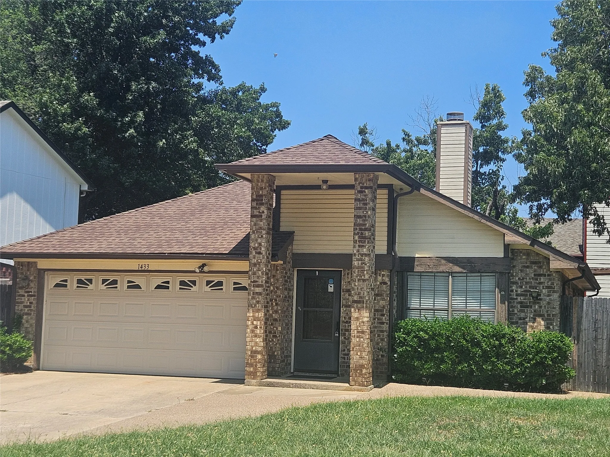 Single Family Residence For Sale in Tarrant County , 1433 Thistlewood Lane, Grapevine, Texas 76051, 3 Bedroom, 2 Bathroom, 2 Garage spaces, 1,348 Sqft, built in 1985, mls#21341974, Real Estate Agent in Grapevine, Homes For Sale in Tarrant county, Homes For Sale in Grapevine, Realtor in Grapevine Texas, Real Estate Brokerage Independent Realty Texas, Luminita Cordes Realtor
