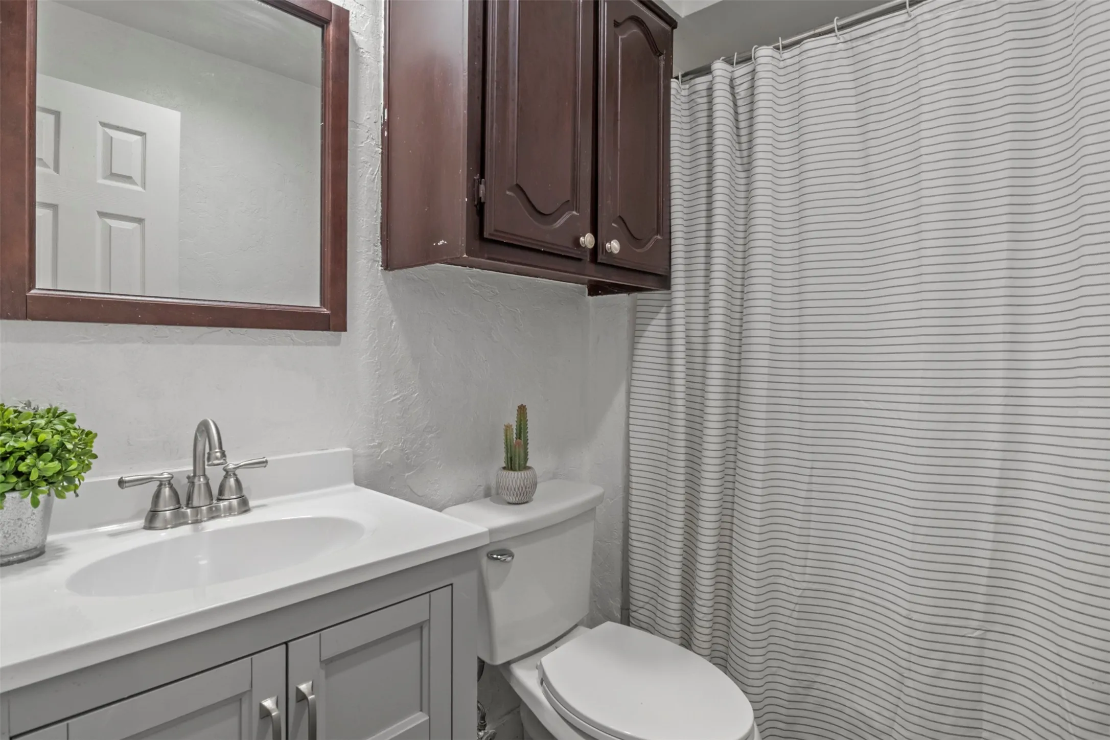 Single Family Residence For Sale in Dallas County , 2014 Royal Crest Drive, Garland, Texas 75043, 4 Bedroom, 3 Bathroom, 2 Garage spaces, 2,452 Sqft, built in 1983, mls#21333897, Real Estate Agent in Garland, Homes For Sale in Dallas county, Homes For Sale in Garland, Realtor in Garland Texas, Real Estate Brokerage Independent Realty Texas, Luminita Cordes Realtor