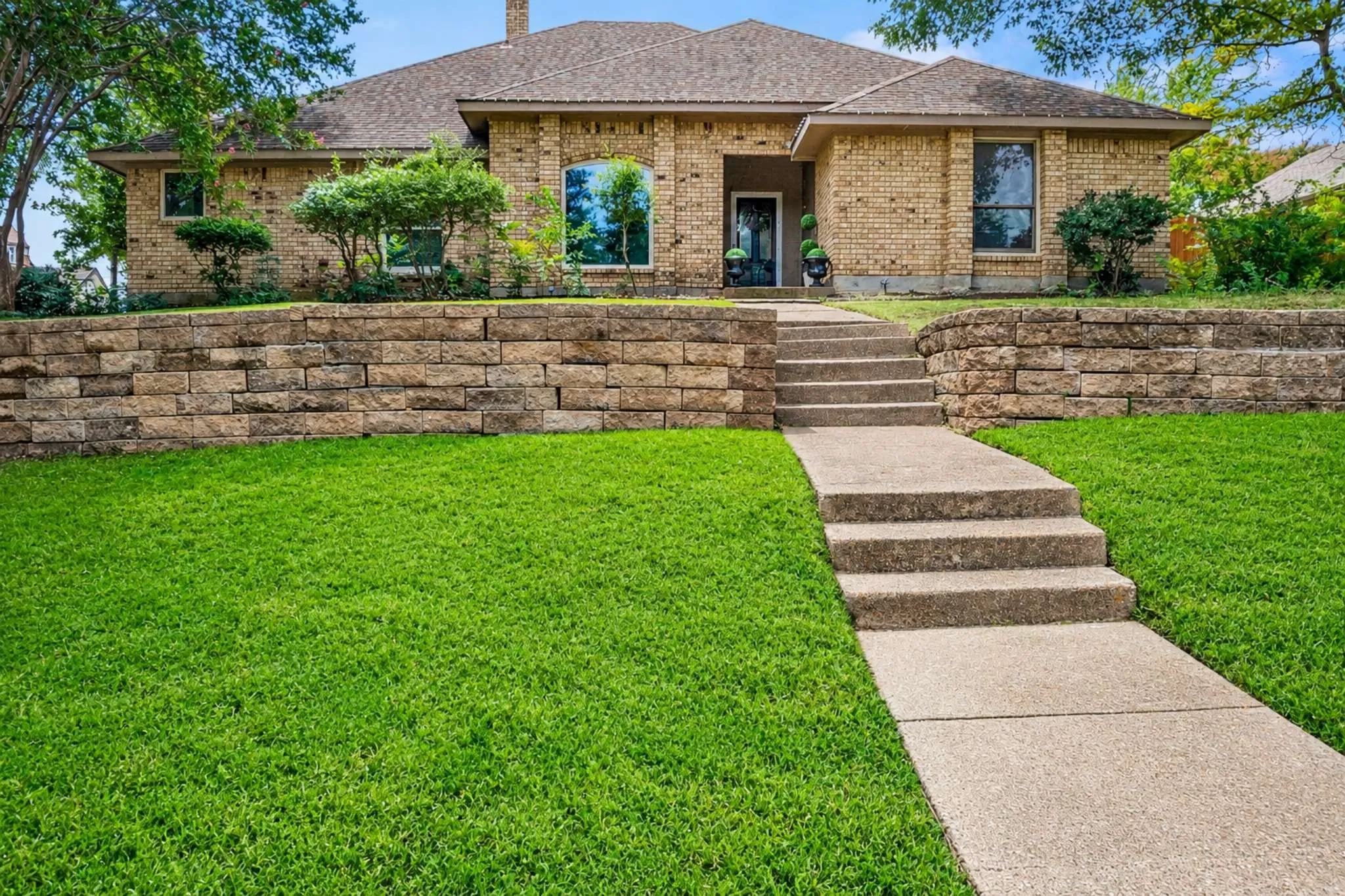 Single Family Residence For Sale in Dallas County , 2014 Royal Crest Drive, Garland, Texas 75043, 4 Bedroom, 3 Bathroom, 2 Garage spaces, 2,452 Sqft, built in 1983, mls#21333897, Real Estate Agent in Garland, Homes For Sale in Dallas county, Homes For Sale in Garland, Realtor in Garland Texas, Real Estate Brokerage Independent Realty Texas, Luminita Cordes Realtor