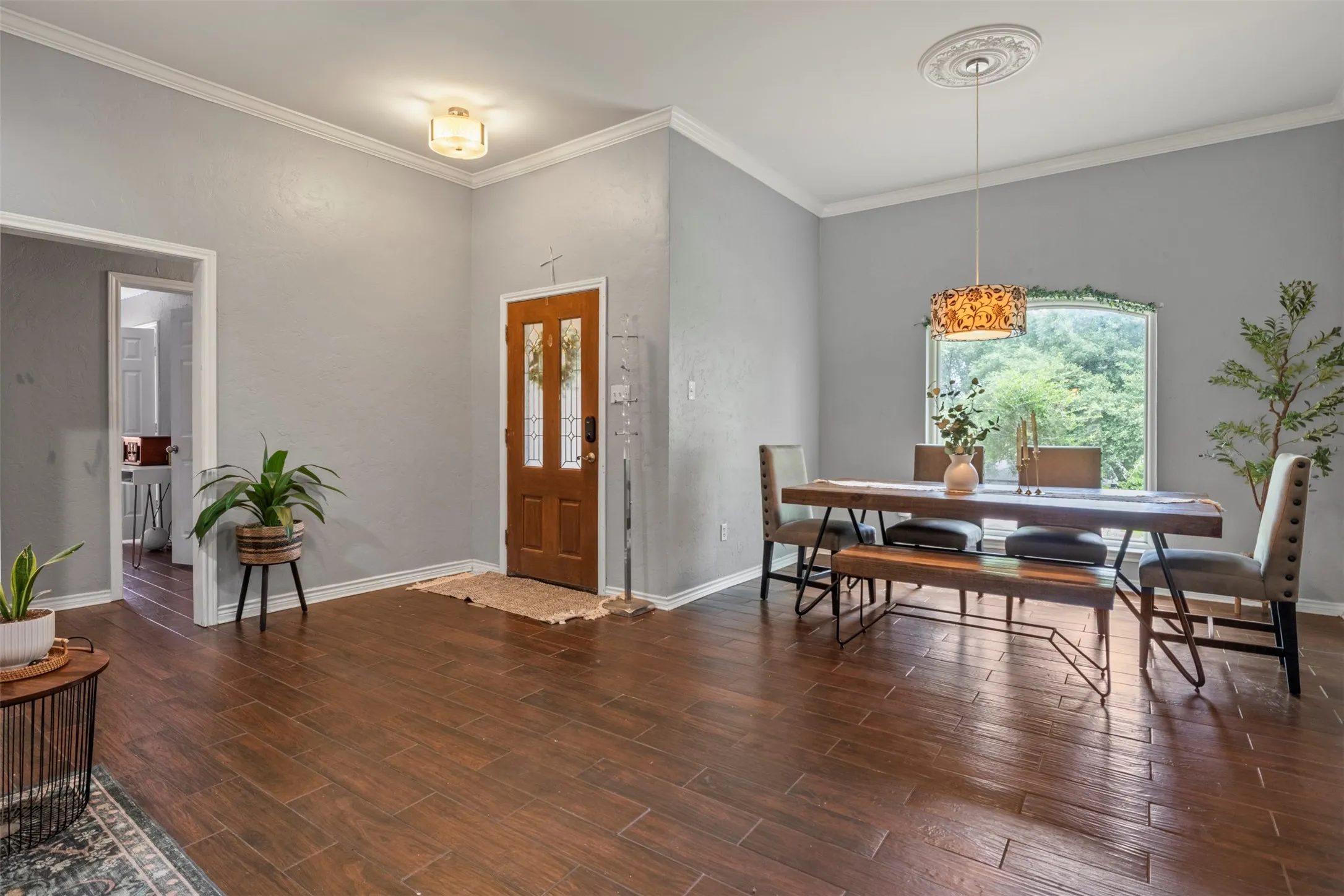 Single Family Residence For Sale in Dallas County , 2014 Royal Crest Drive, Garland, Texas 75043, 4 Bedroom, 3 Bathroom, 2 Garage spaces, 2,452 Sqft, built in 1983, mls#21333897, Real Estate Agent in Garland, Homes For Sale in Dallas county, Homes For Sale in Garland, Realtor in Garland Texas, Real Estate Brokerage Independent Realty Texas, Luminita Cordes Realtor