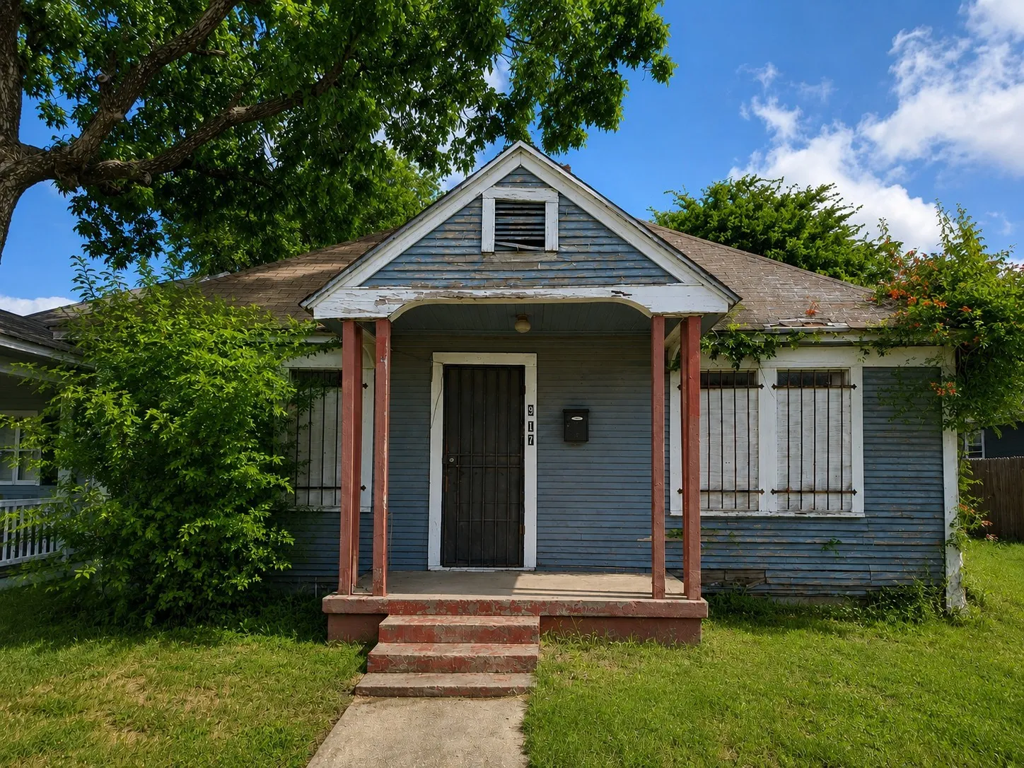Single Family Residence For Sale in Tarrant County , 917 E Pulaski Street, Fort Worth, Texas 76104, 2 Bedroom, 1 Bathroom, Garage spaces, 1,008 Sqft, built in 1935, mls#21341128, Real Estate Agent in Fort Worth, Homes For Sale in Tarrant county, Homes For Sale in Fort Worth, Realtor in Fort Worth Texas, Real Estate Brokerage Independent Realty Texas, Luminita Cordes Realtor