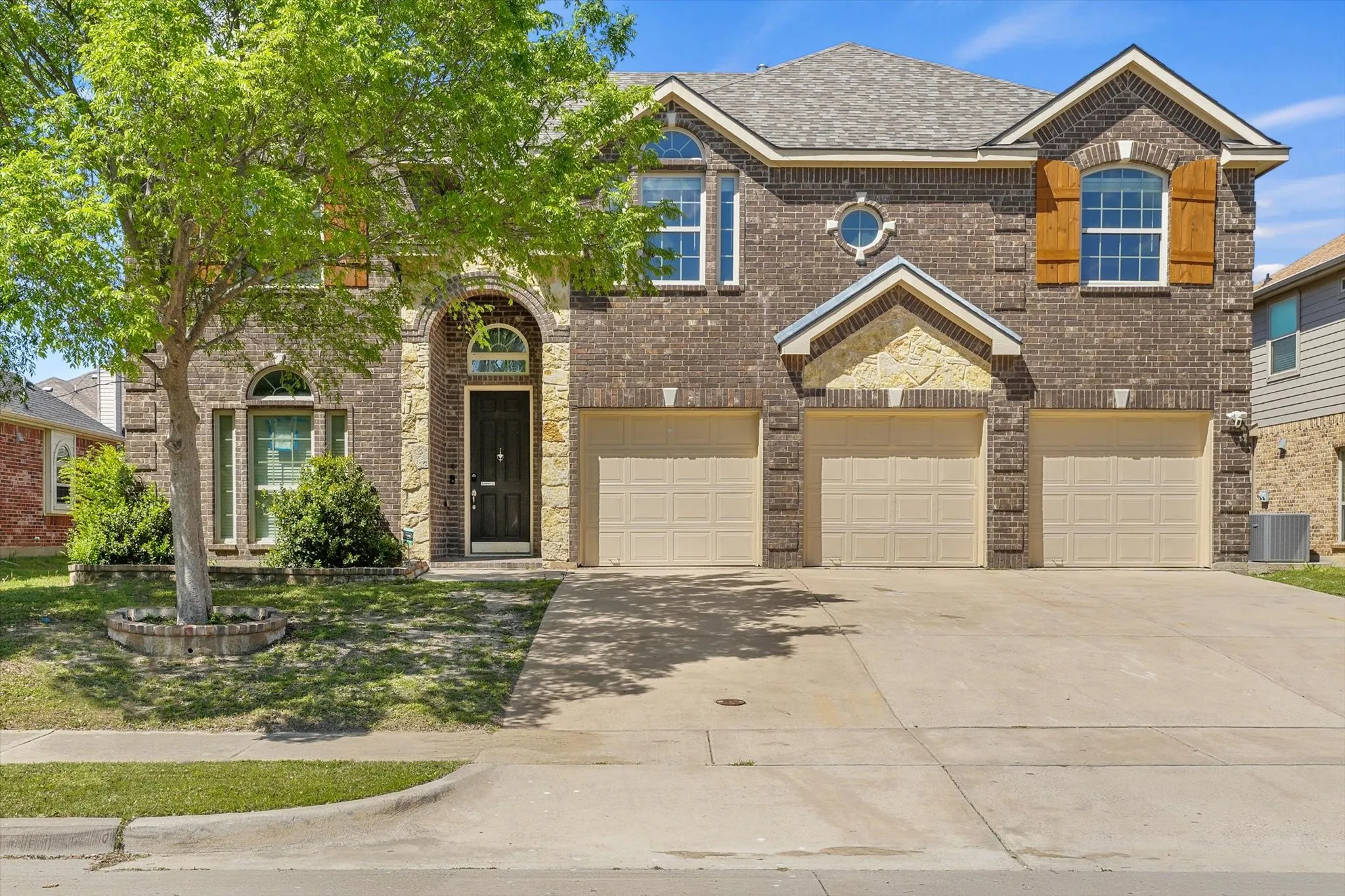 Single Family Residence For Sale in Tarrant County , 2824 Pino, Grand Prairie, Texas 75054, 5 Bedroom, 4 Bathroom, 3 Garage spaces, 3,712 Sqft, built in 2014, mls#21343304, Real Estate Agent in Grand Prairie, Homes For Sale in Tarrant county, Homes For Sale in Grand Prairie, Realtor in Grand Prairie Texas, Real Estate Brokerage Independent Realty Texas, Luminita Cordes Realtor