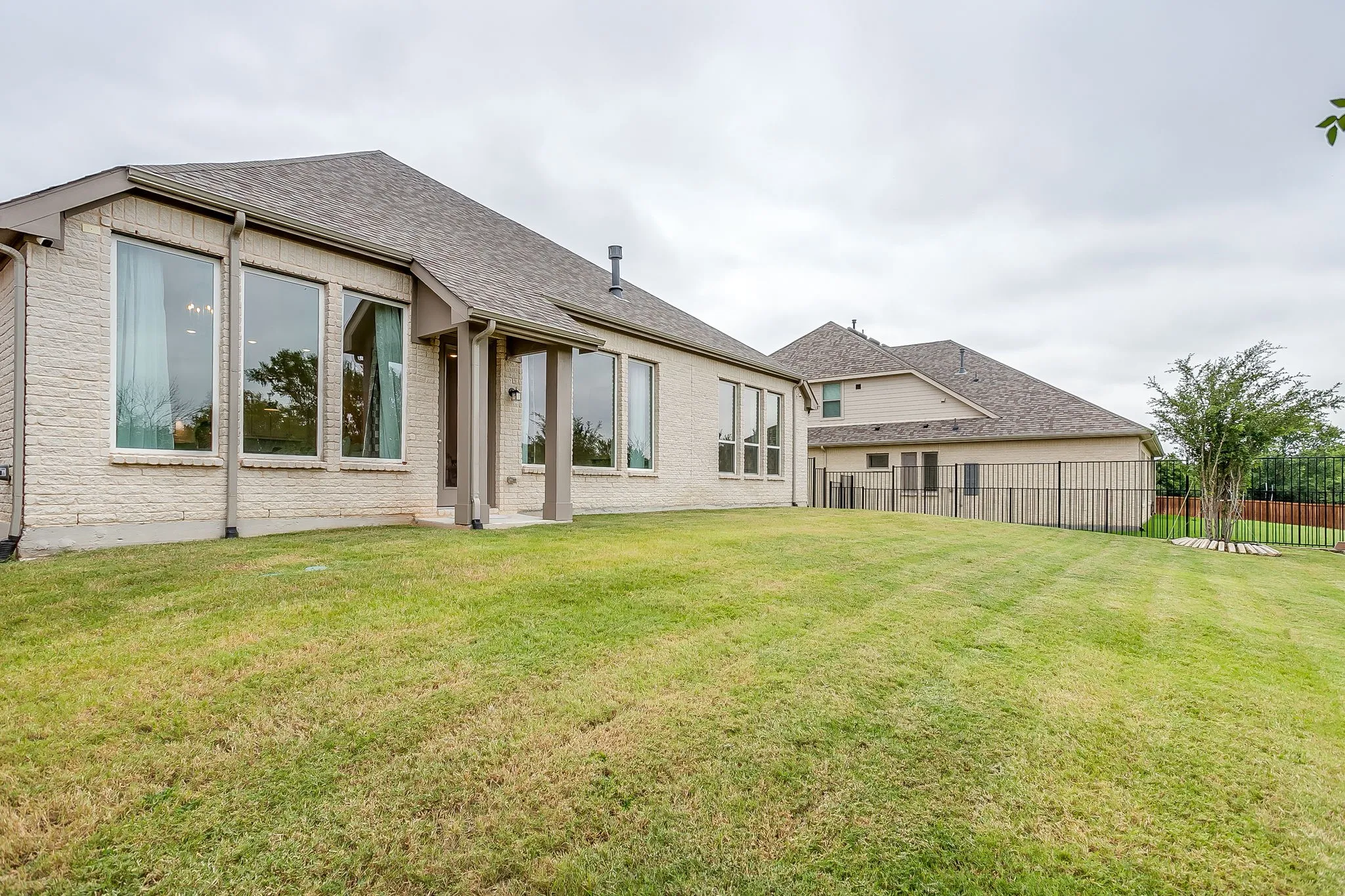 Single Family Residence For Sale in Denton County , 4713 Valley Peak Cove, Flower Mound, Texas 76262, 4 Bedroom, 3 Bathroom, 3 Garage spaces, 2,534 Sqft, built in 2022, mls#21342673, Real Estate Agent in Flower Mound, Homes For Sale in Denton county, Homes For Sale in Flower Mound, Realtor in Flower Mound Texas, Real Estate Brokerage Independent Realty Texas, Luminita Cordes Realtor