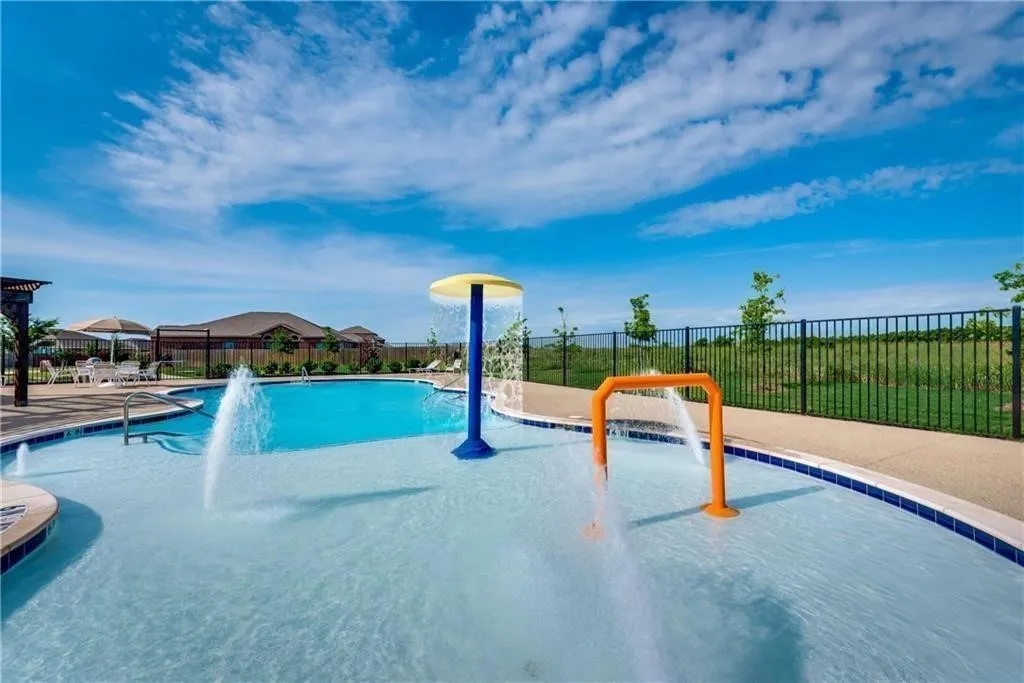 Single Family Residence For Sale in Collin County , 140 Collin Street, Anna, Texas 75409, 3 Bedroom, 3 Bathroom, 2 Garage spaces, 2,047 Sqft, built in 2018, mls#21343849, Real Estate Agent in Anna, Homes For Sale in Collin county, Homes For Sale in Anna, Realtor in Anna Texas, Real Estate Brokerage Independent Realty Texas, Luminita Cordes Realtor