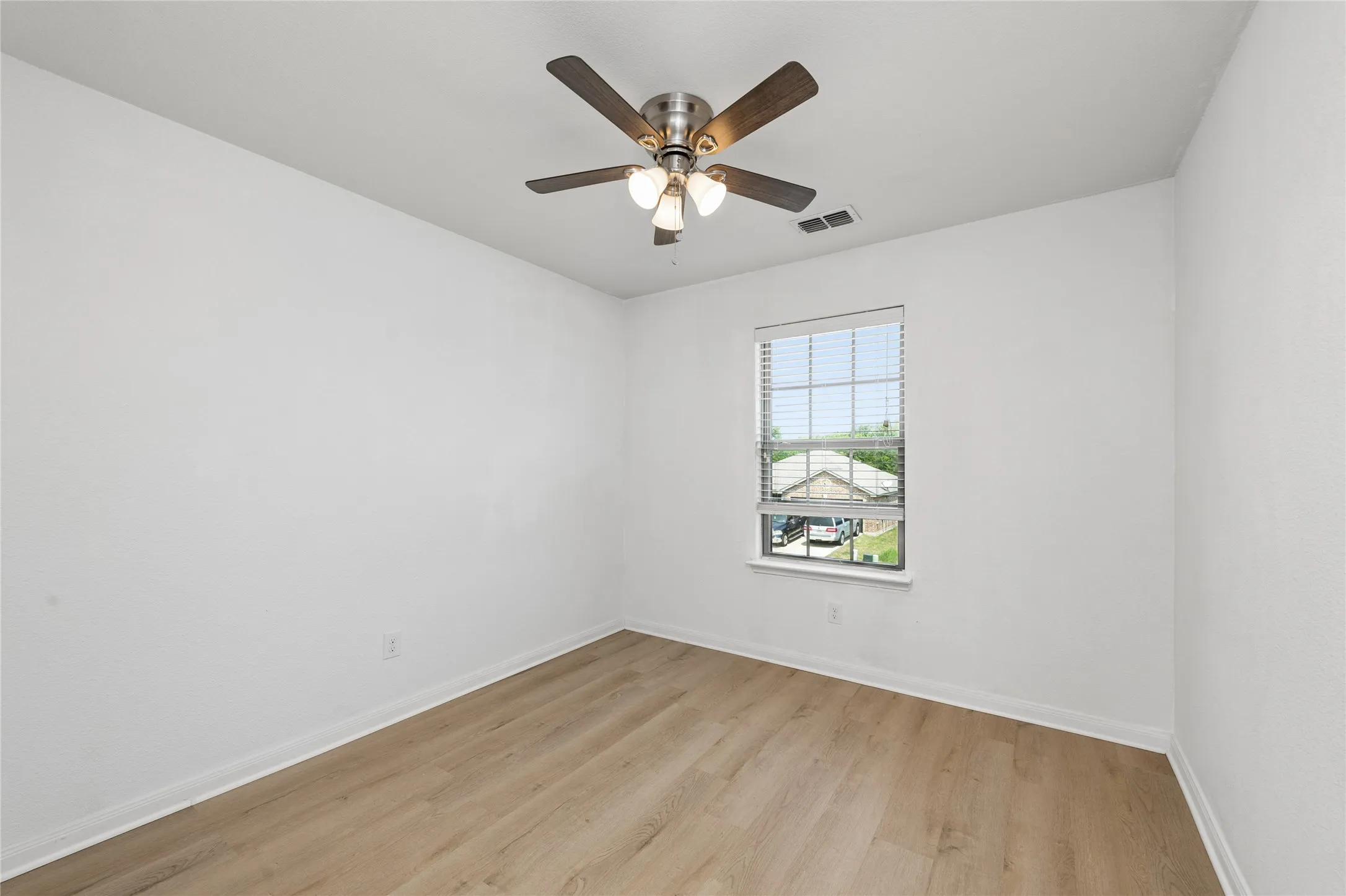 Single Family Residence For Sale in Collin County , 140 Collin Street, Anna, Texas 75409, 3 Bedroom, 3 Bathroom, 2 Garage spaces, 2,047 Sqft, built in 2018, mls#21343849, Real Estate Agent in Anna, Homes For Sale in Collin county, Homes For Sale in Anna, Realtor in Anna Texas, Real Estate Brokerage Independent Realty Texas, Luminita Cordes Realtor