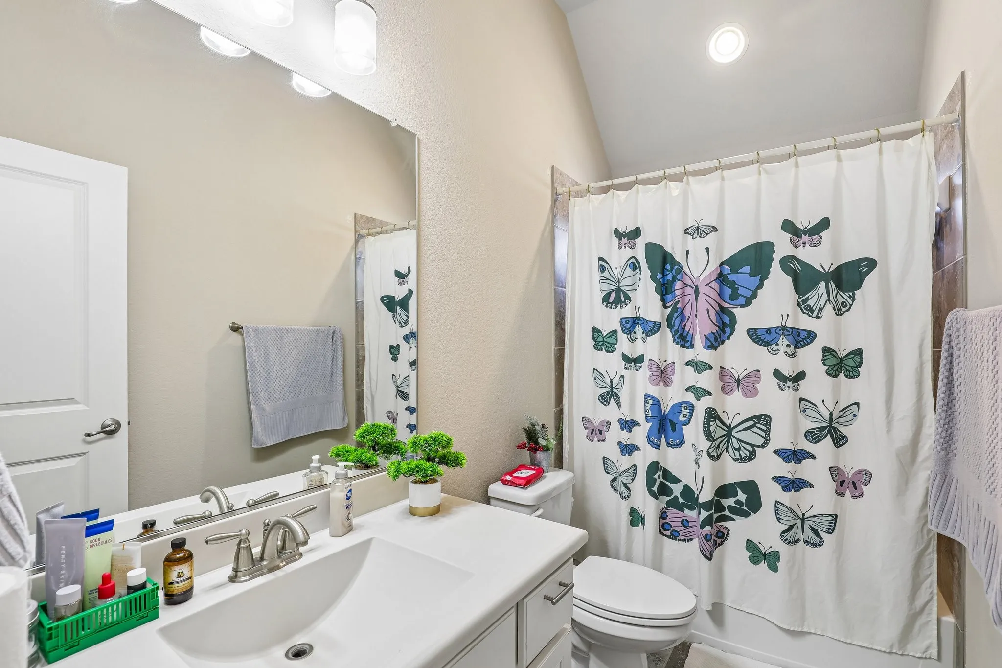 Single Family Residence For Sale in Tarrant County , 1123 Blue Lake Boulevard, Arlington, Texas 76005, 5 Bedroom, 4 Bathroom, 3 Garage spaces, 3,850 Sqft, built in 2013, mls#21341785, Real Estate Agent in Arlington, Homes For Sale in Tarrant county, Homes For Sale in Arlington, Realtor in Arlington Texas, Real Estate Brokerage Independent Realty Texas, Luminita Cordes Realtor