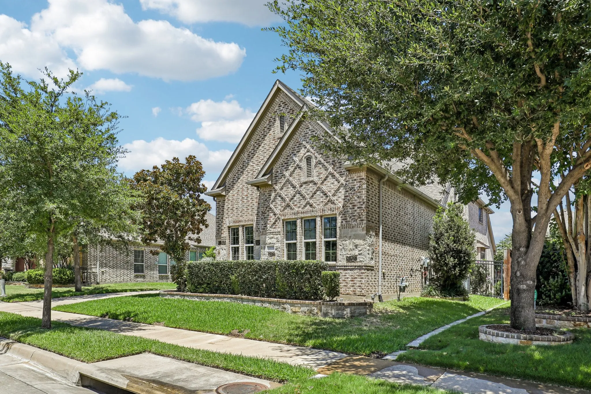 Single Family Residence For Sale in Tarrant County , 1123 Blue Lake Boulevard, Arlington, Texas 76005, 5 Bedroom, 4 Bathroom, 3 Garage spaces, 3,850 Sqft, built in 2013, mls#21341785, Real Estate Agent in Arlington, Homes For Sale in Tarrant county, Homes For Sale in Arlington, Realtor in Arlington Texas, Real Estate Brokerage Independent Realty Texas, Luminita Cordes Realtor