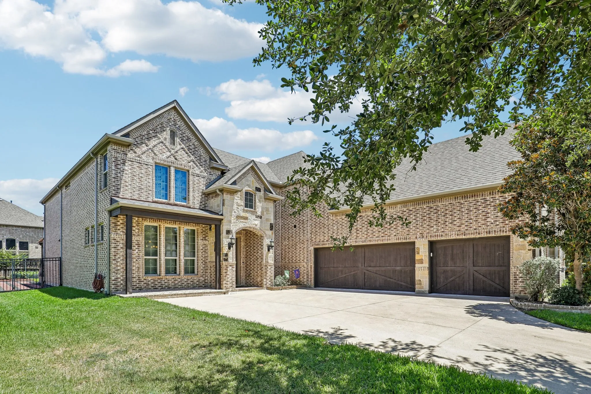 Single Family Residence For Sale in Tarrant County , 1123 Blue Lake Boulevard, Arlington, Texas 76005, 5 Bedroom, 4 Bathroom, 3 Garage spaces, 3,850 Sqft, built in 2013, mls#21341785, Real Estate Agent in Arlington, Homes For Sale in Tarrant county, Homes For Sale in Arlington, Realtor in Arlington Texas, Real Estate Brokerage Independent Realty Texas, Luminita Cordes Realtor