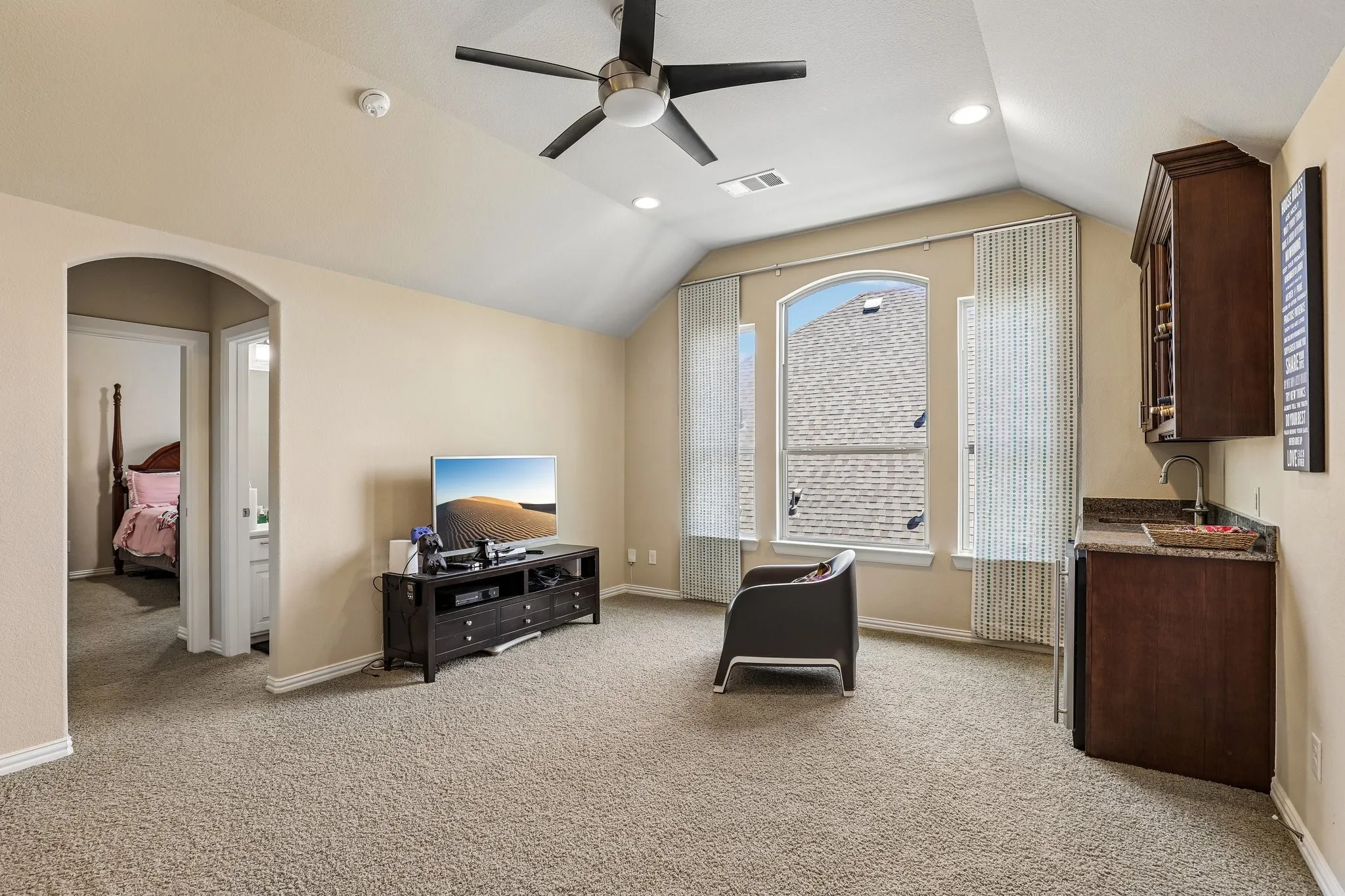 Single Family Residence For Sale in Tarrant County , 1123 Blue Lake Boulevard, Arlington, Texas 76005, 5 Bedroom, 4 Bathroom, 3 Garage spaces, 3,850 Sqft, built in 2013, mls#21341785, Real Estate Agent in Arlington, Homes For Sale in Tarrant county, Homes For Sale in Arlington, Realtor in Arlington Texas, Real Estate Brokerage Independent Realty Texas, Luminita Cordes Realtor