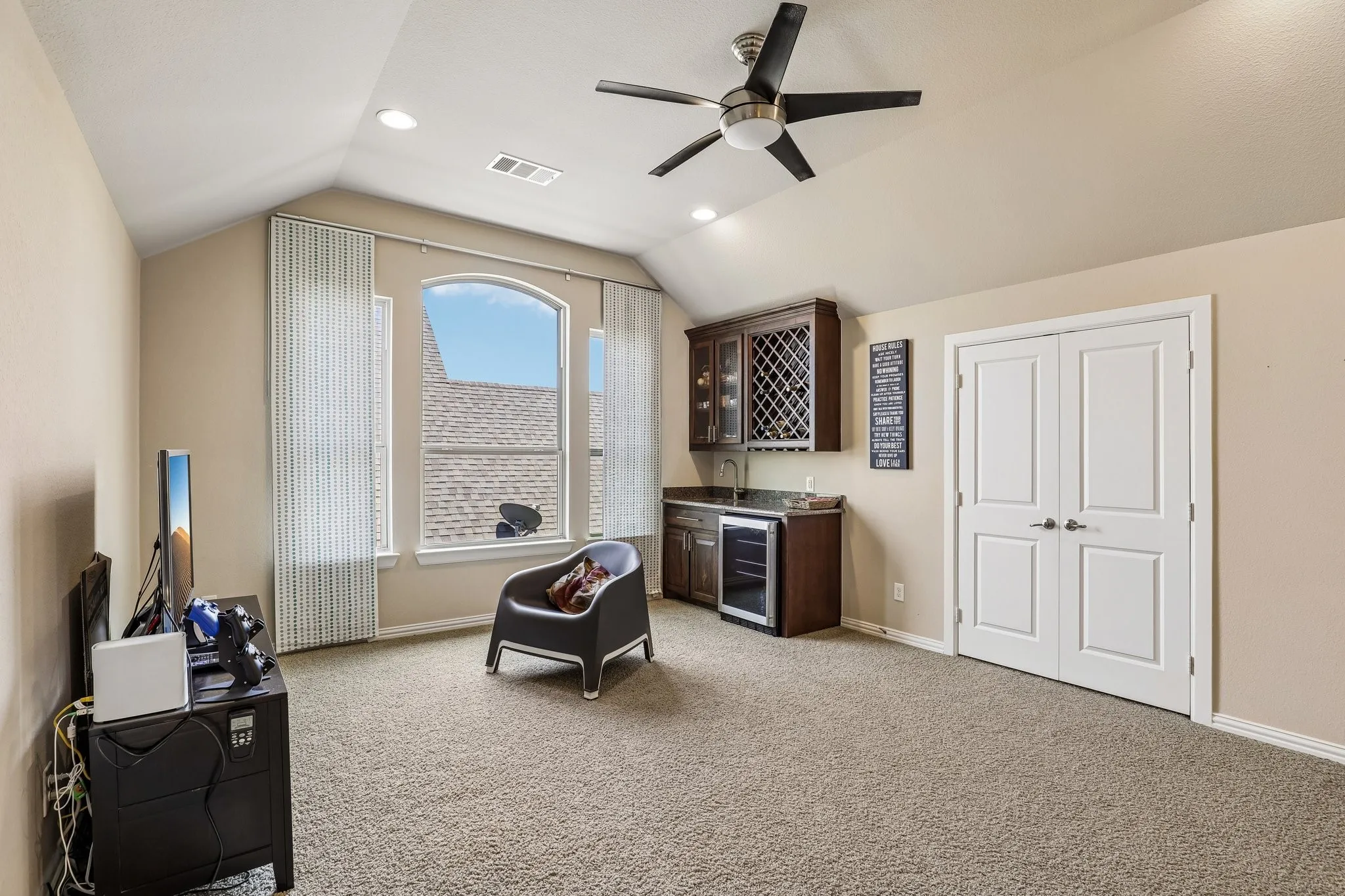 Single Family Residence For Sale in Tarrant County , 1123 Blue Lake Boulevard, Arlington, Texas 76005, 5 Bedroom, 4 Bathroom, 3 Garage spaces, 3,850 Sqft, built in 2013, mls#21341785, Real Estate Agent in Arlington, Homes For Sale in Tarrant county, Homes For Sale in Arlington, Realtor in Arlington Texas, Real Estate Brokerage Independent Realty Texas, Luminita Cordes Realtor