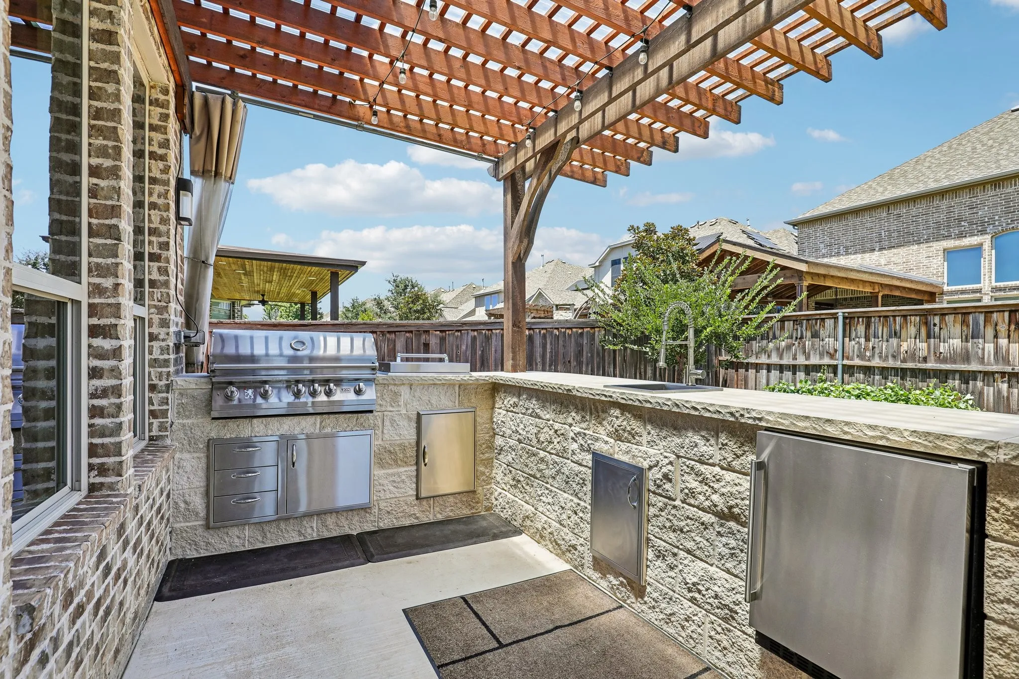 Single Family Residence For Sale in Tarrant County , 1123 Blue Lake Boulevard, Arlington, Texas 76005, 5 Bedroom, 4 Bathroom, 3 Garage spaces, 3,850 Sqft, built in 2013, mls#21341785, Real Estate Agent in Arlington, Homes For Sale in Tarrant county, Homes For Sale in Arlington, Realtor in Arlington Texas, Real Estate Brokerage Independent Realty Texas, Luminita Cordes Realtor