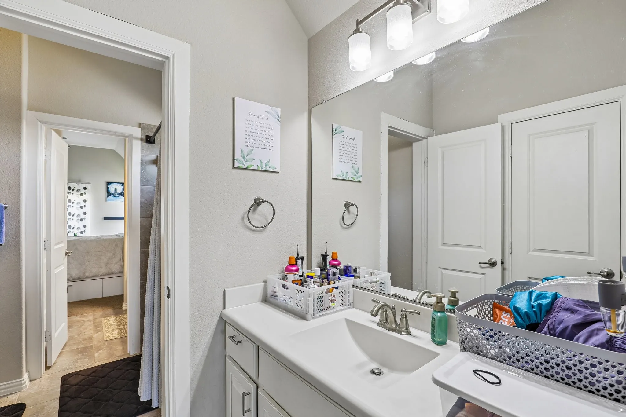 Single Family Residence For Sale in Tarrant County , 1123 Blue Lake Boulevard, Arlington, Texas 76005, 5 Bedroom, 4 Bathroom, 3 Garage spaces, 3,850 Sqft, built in 2013, mls#21341785, Real Estate Agent in Arlington, Homes For Sale in Tarrant county, Homes For Sale in Arlington, Realtor in Arlington Texas, Real Estate Brokerage Independent Realty Texas, Luminita Cordes Realtor