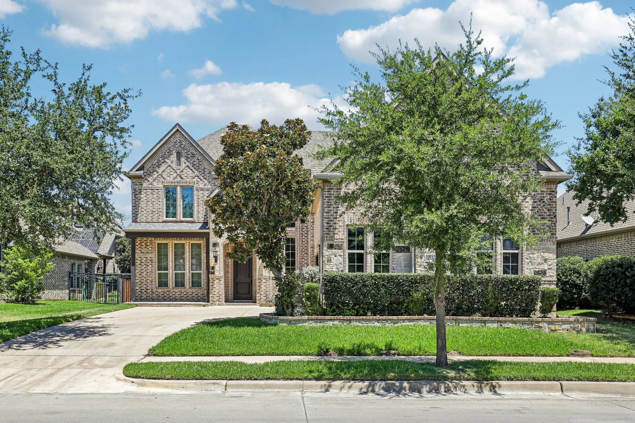 Single Family Residence For Sale in Tarrant County , 1123 Blue Lake Boulevard, Arlington, Texas 76005, 5 Bedroom, 4 Bathroom, 3 Garage spaces, 3,850 Sqft, built in 2013, mls#21341785, Real Estate Agent in Arlington, Homes For Sale in Tarrant county, Homes For Sale in Arlington, Realtor in Arlington Texas, Real Estate Brokerage Independent Realty Texas, Luminita Cordes Realtor