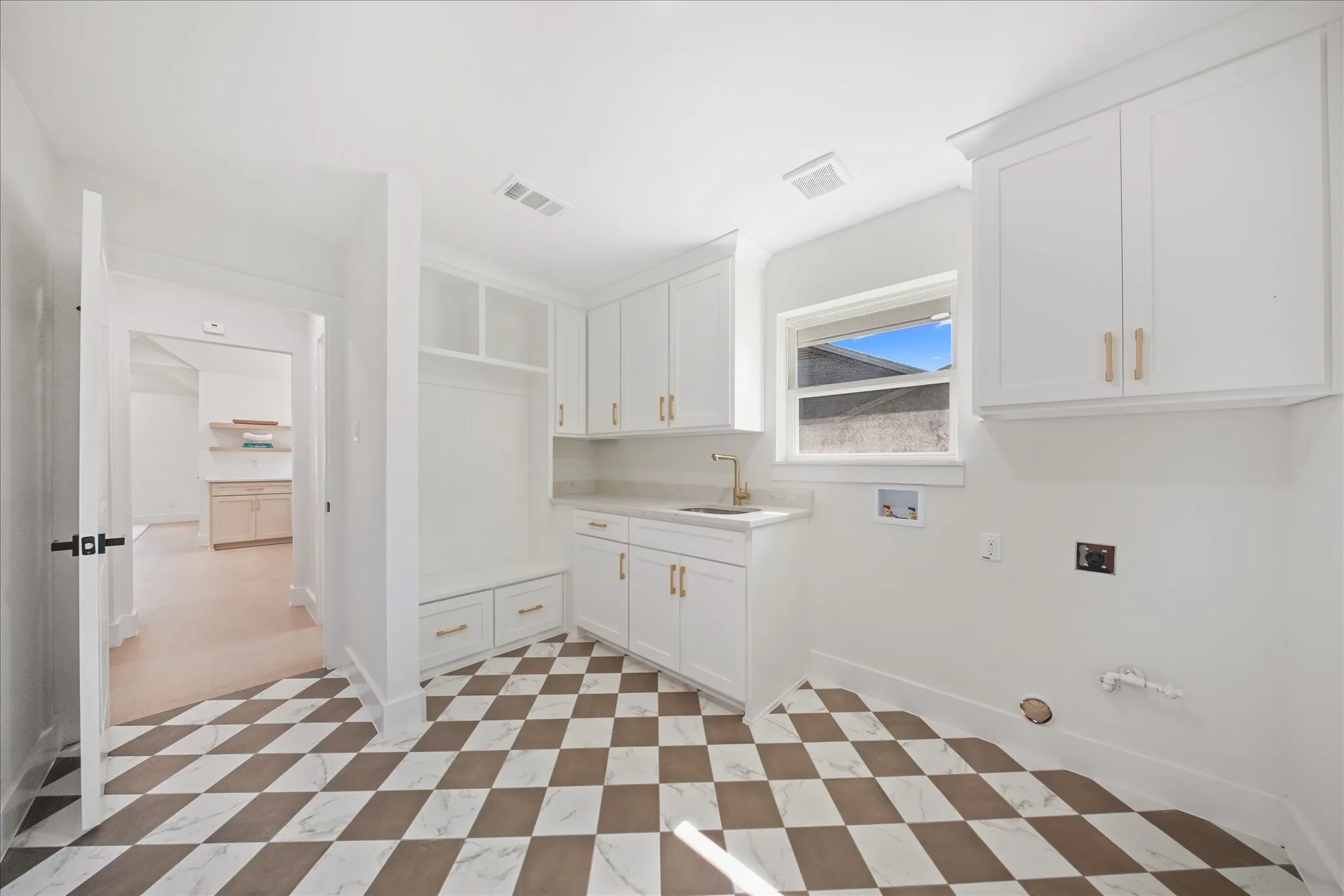 Single Family Residence For Sale in Dallas County , 17209 Graystone Drive, Dallas, Texas 75248, 4 Bedroom, 4 Bathroom, 3 Garage spaces, 3,986 Sqft, built in 1978, mls#21343789, Real Estate Agent in Dallas, Homes For Sale in Dallas county, Homes For Sale in Dallas, Realtor in Dallas Texas, Real Estate Brokerage Independent Realty Texas, Luminita Cordes Realtor