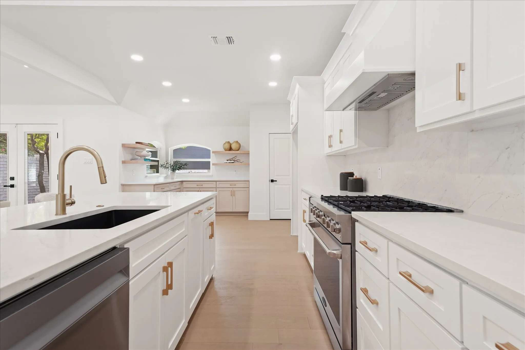 Single Family Residence For Sale in Dallas County , 17209 Graystone Drive, Dallas, Texas 75248, 4 Bedroom, 4 Bathroom, 3 Garage spaces, 3,986 Sqft, built in 1978, mls#21343789, Real Estate Agent in Dallas, Homes For Sale in Dallas county, Homes For Sale in Dallas, Realtor in Dallas Texas, Real Estate Brokerage Independent Realty Texas, Luminita Cordes Realtor
