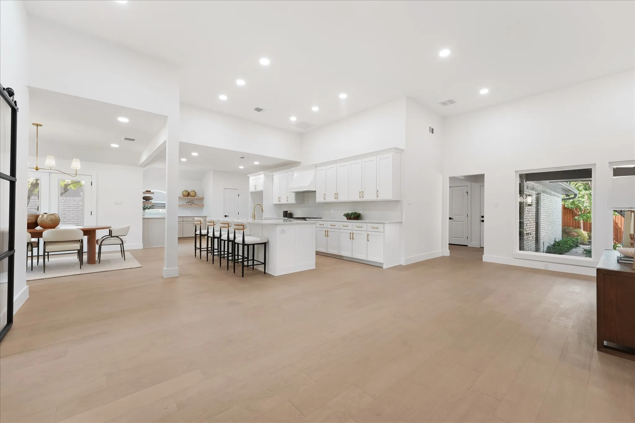 Single Family Residence For Sale in Dallas County , 17209 Graystone Drive, Dallas, Texas 75248, 4 Bedroom, 4 Bathroom, 3 Garage spaces, 3,986 Sqft, built in 1978, mls#21343789, Real Estate Agent in Dallas, Homes For Sale in Dallas county, Homes For Sale in Dallas, Realtor in Dallas Texas, Real Estate Brokerage Independent Realty Texas, Luminita Cordes Realtor