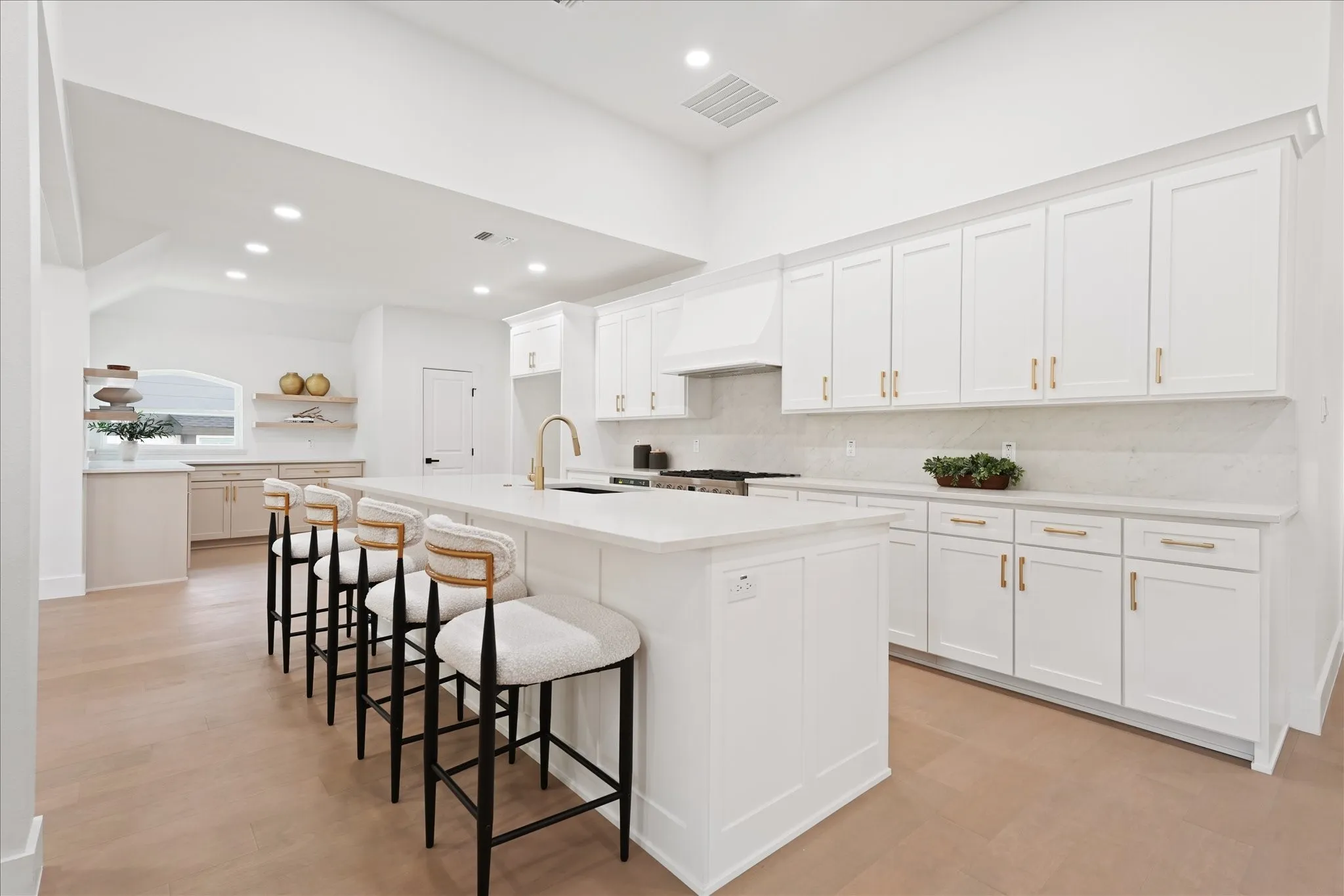 Single Family Residence For Sale in Dallas County , 17209 Graystone Drive, Dallas, Texas 75248, 4 Bedroom, 4 Bathroom, 3 Garage spaces, 3,986 Sqft, built in 1978, mls#21343789, Real Estate Agent in Dallas, Homes For Sale in Dallas county, Homes For Sale in Dallas, Realtor in Dallas Texas, Real Estate Brokerage Independent Realty Texas, Luminita Cordes Realtor