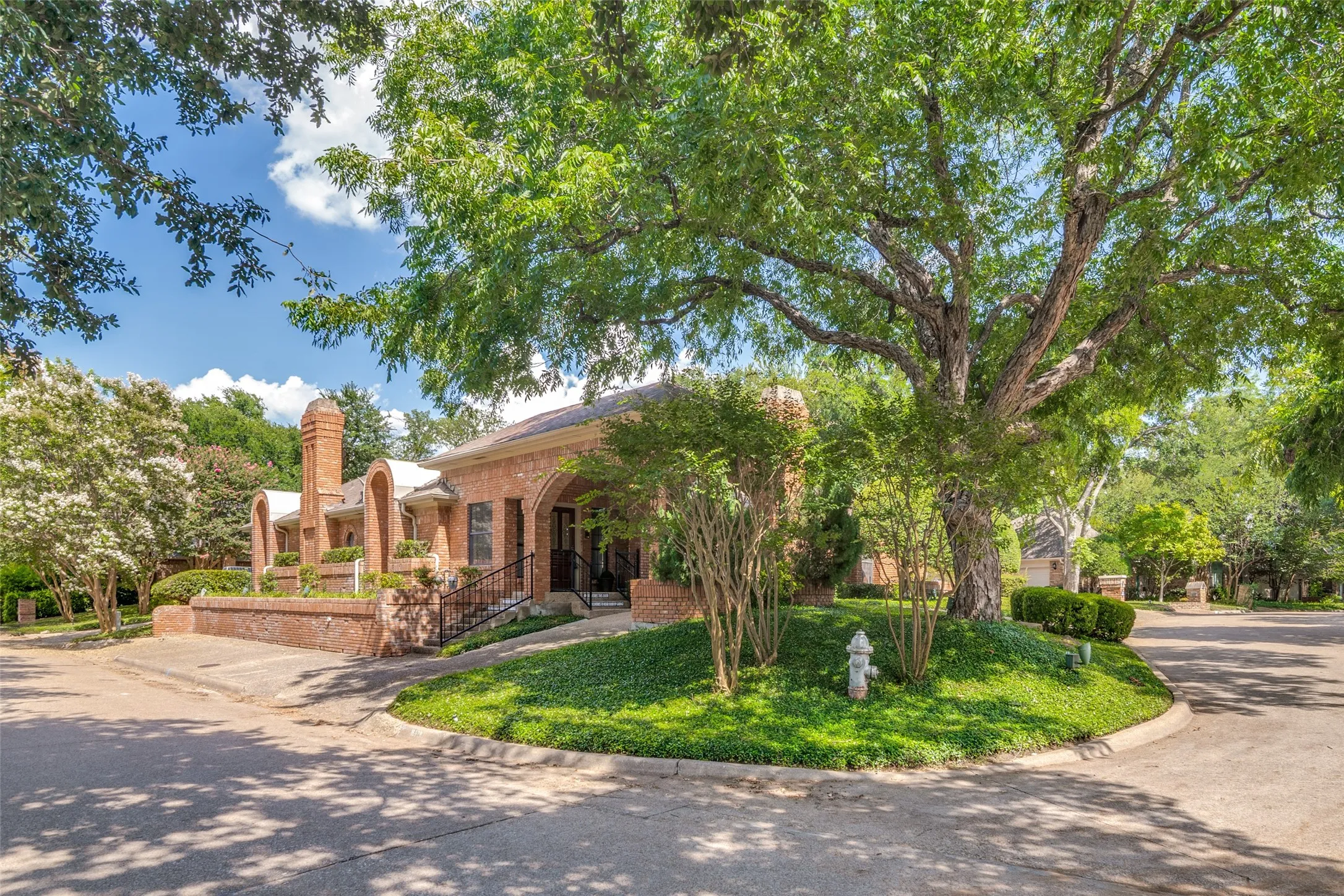 Single Family Residence For Sale in Dallas County , 16028 Chalfont Place, Dallas, Texas 75248, 3 Bedroom, 3 Bathroom, 2 Garage spaces, 3,076 Sqft, built in 1978, mls#21330028, Real Estate Agent in Dallas, Homes For Sale in Dallas county, Homes For Sale in Dallas, Realtor in Dallas Texas, Real Estate Brokerage Independent Realty Texas, Luminita Cordes Realtor
