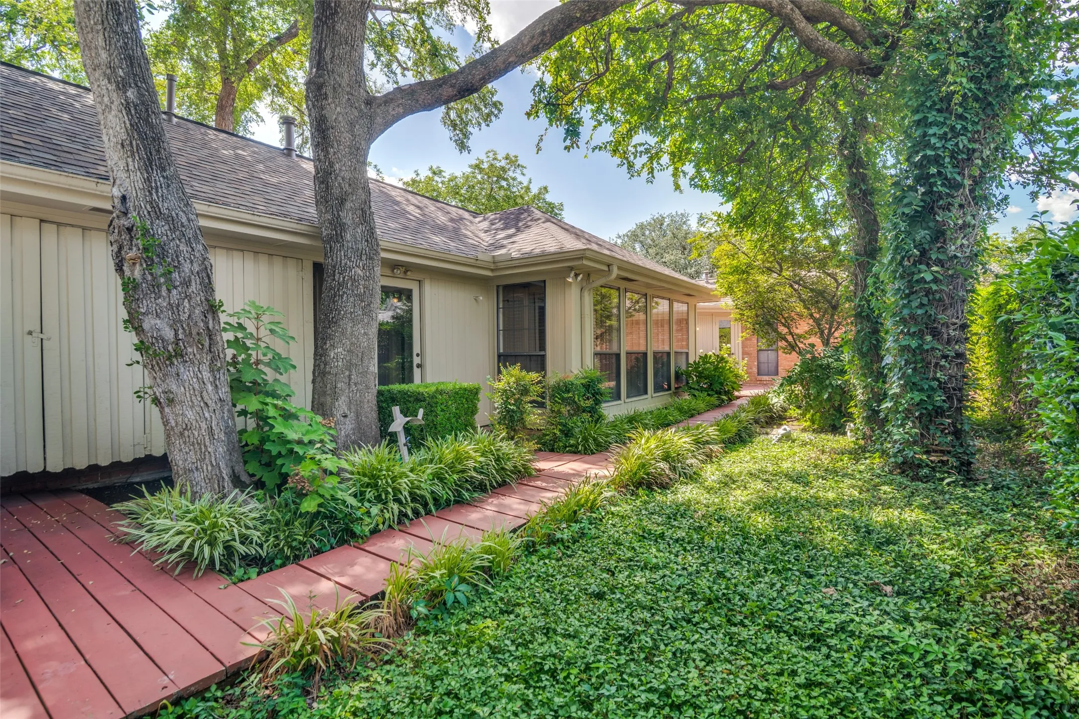 Single Family Residence For Sale in Dallas County , 16028 Chalfont Place, Dallas, Texas 75248, 3 Bedroom, 3 Bathroom, 2 Garage spaces, 3,076 Sqft, built in 1978, mls#21330028, Real Estate Agent in Dallas, Homes For Sale in Dallas county, Homes For Sale in Dallas, Realtor in Dallas Texas, Real Estate Brokerage Independent Realty Texas, Luminita Cordes Realtor