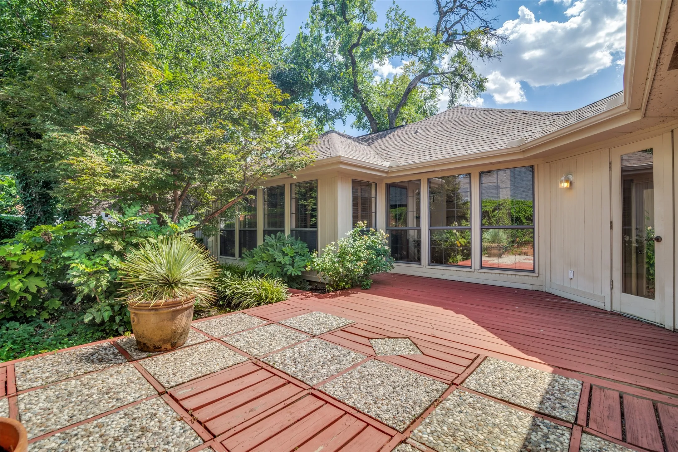 Single Family Residence For Sale in Dallas County , 16028 Chalfont Place, Dallas, Texas 75248, 3 Bedroom, 3 Bathroom, 2 Garage spaces, 3,076 Sqft, built in 1978, mls#21330028, Real Estate Agent in Dallas, Homes For Sale in Dallas county, Homes For Sale in Dallas, Realtor in Dallas Texas, Real Estate Brokerage Independent Realty Texas, Luminita Cordes Realtor
