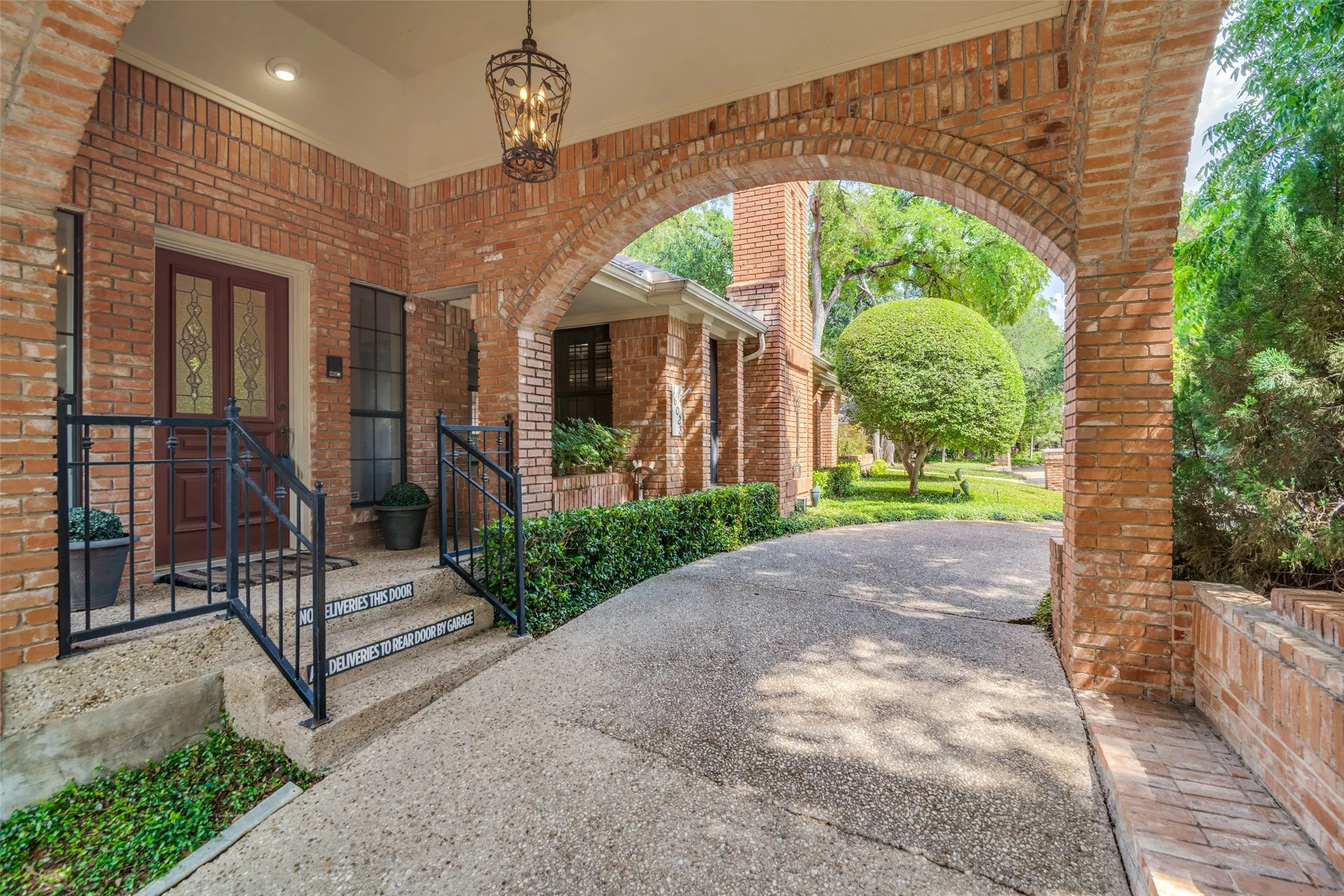 Single Family Residence For Sale in Dallas County , 16028 Chalfont Place, Dallas, Texas 75248, 3 Bedroom, 3 Bathroom, 2 Garage spaces, 3,076 Sqft, built in 1978, mls#21330028, Real Estate Agent in Dallas, Homes For Sale in Dallas county, Homes For Sale in Dallas, Realtor in Dallas Texas, Real Estate Brokerage Independent Realty Texas, Luminita Cordes Realtor