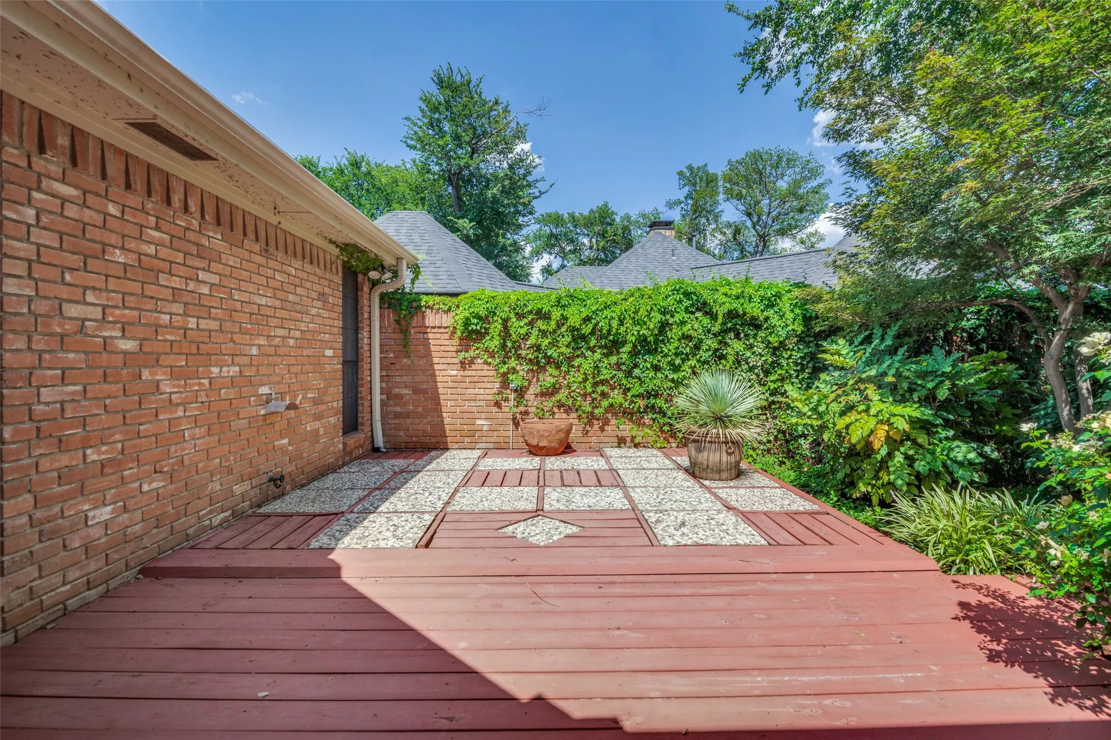Single Family Residence For Sale in Dallas County , 16028 Chalfont Place, Dallas, Texas 75248, 3 Bedroom, 3 Bathroom, 2 Garage spaces, 3,076 Sqft, built in 1978, mls#21330028, Real Estate Agent in Dallas, Homes For Sale in Dallas county, Homes For Sale in Dallas, Realtor in Dallas Texas, Real Estate Brokerage Independent Realty Texas, Luminita Cordes Realtor