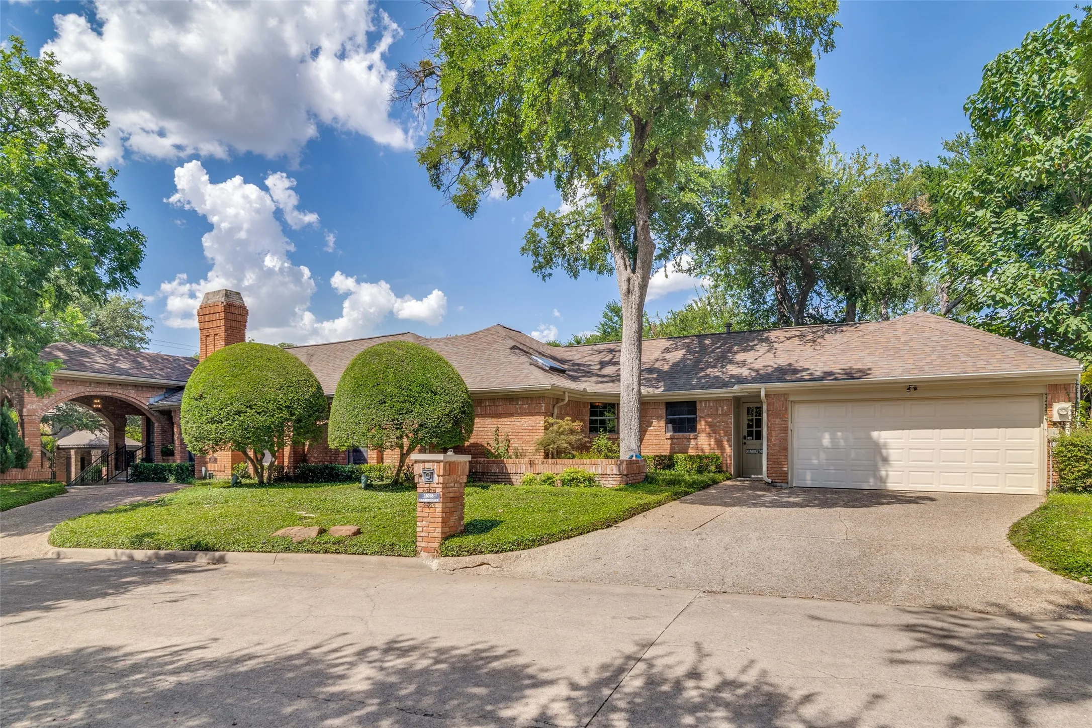 Single Family Residence For Sale in Dallas County , 16028 Chalfont Place, Dallas, Texas 75248, 3 Bedroom, 3 Bathroom, 2 Garage spaces, 3,076 Sqft, built in 1978, mls#21330028, Real Estate Agent in Dallas, Homes For Sale in Dallas county, Homes For Sale in Dallas, Realtor in Dallas Texas, Real Estate Brokerage Independent Realty Texas, Luminita Cordes Realtor